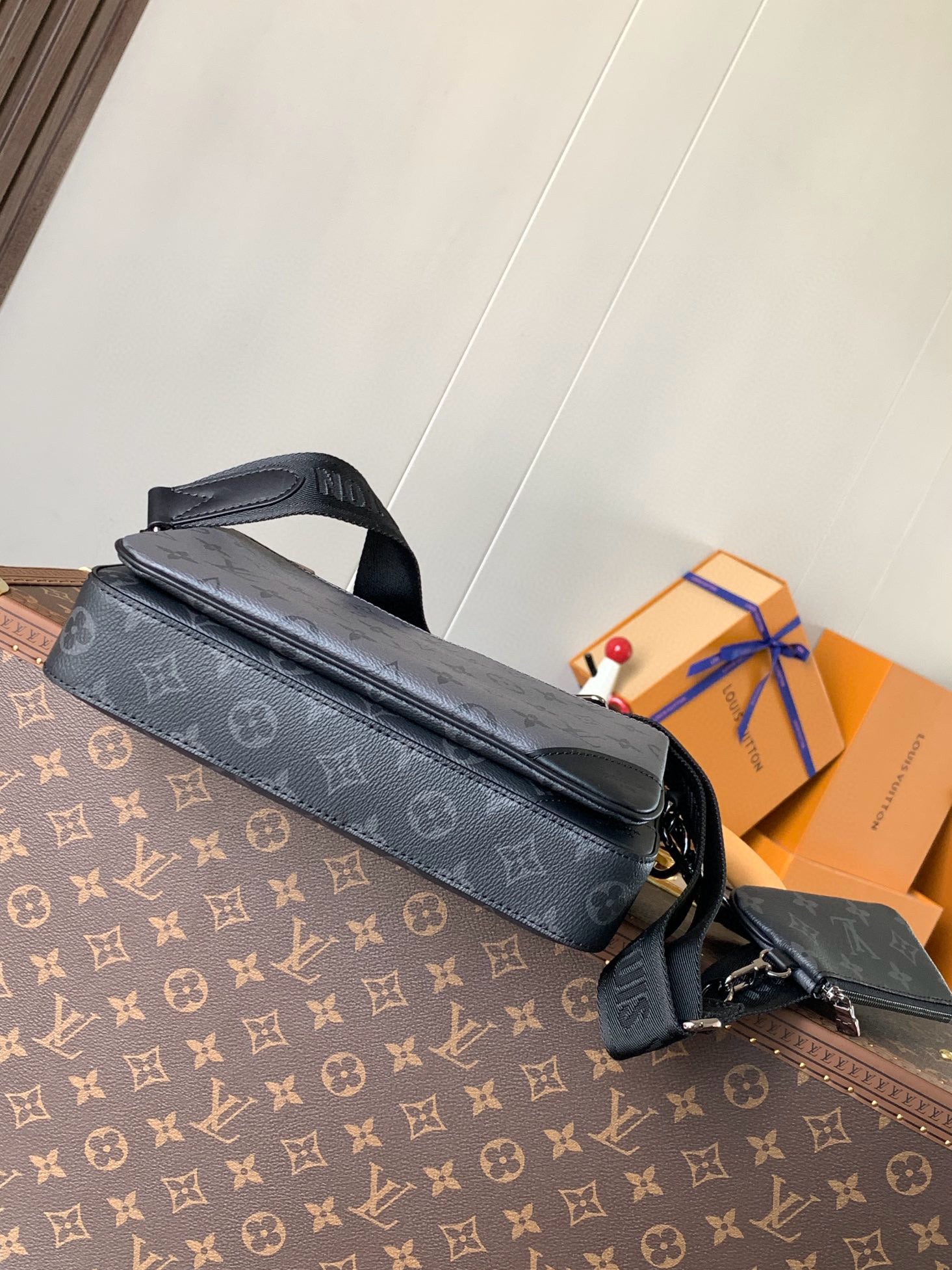 LOUIS VUITTON Trio messenger bag M69443