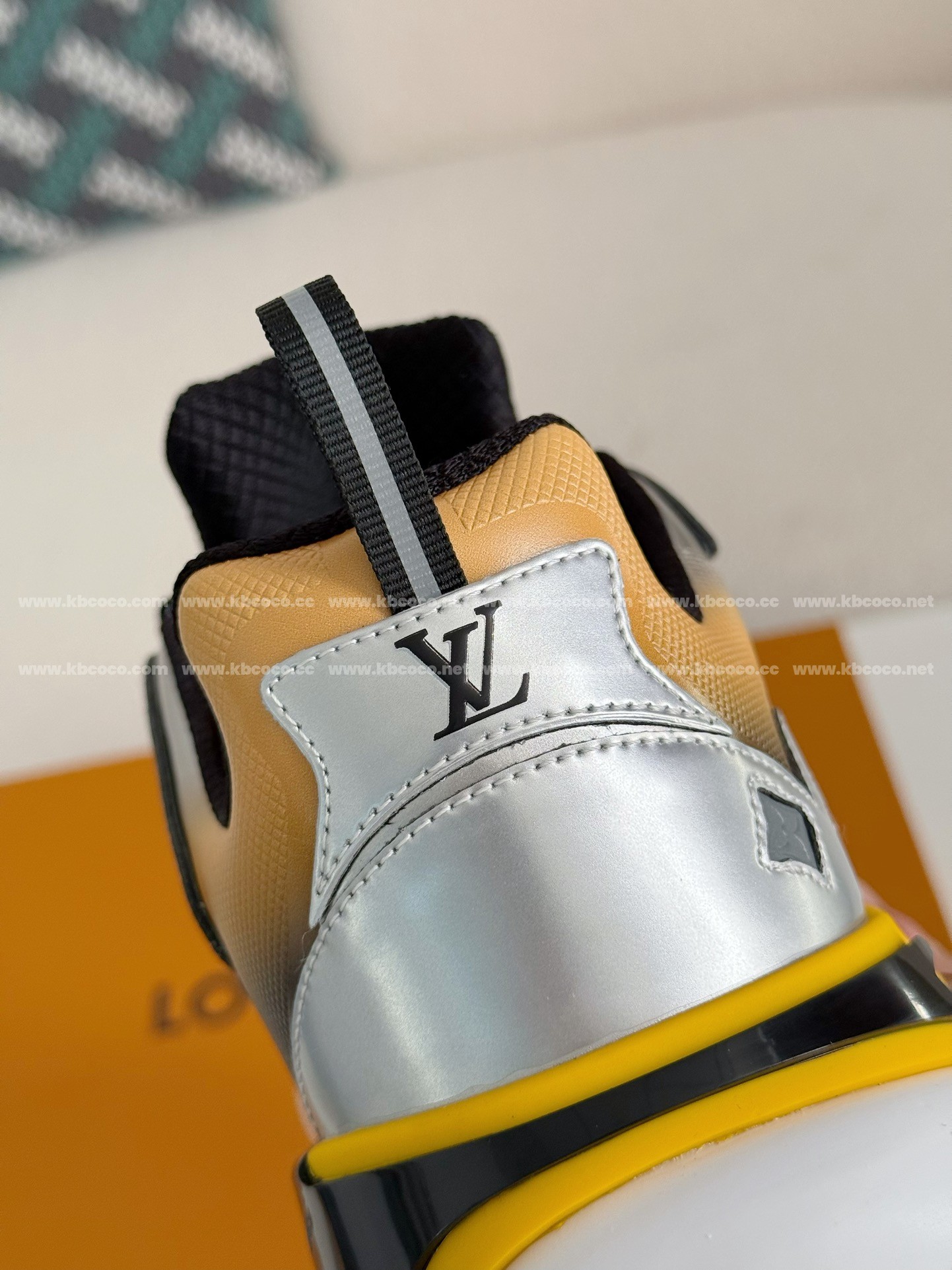 【#4189】 LOUIS VUITTON RUNNER SNEAKERS
