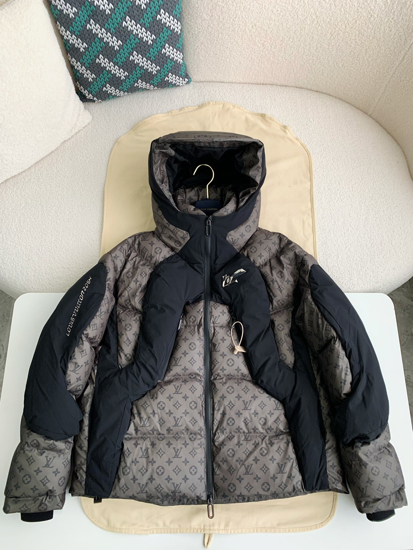 Louis Vuitton 24s warm color changingfabric men's down jacket