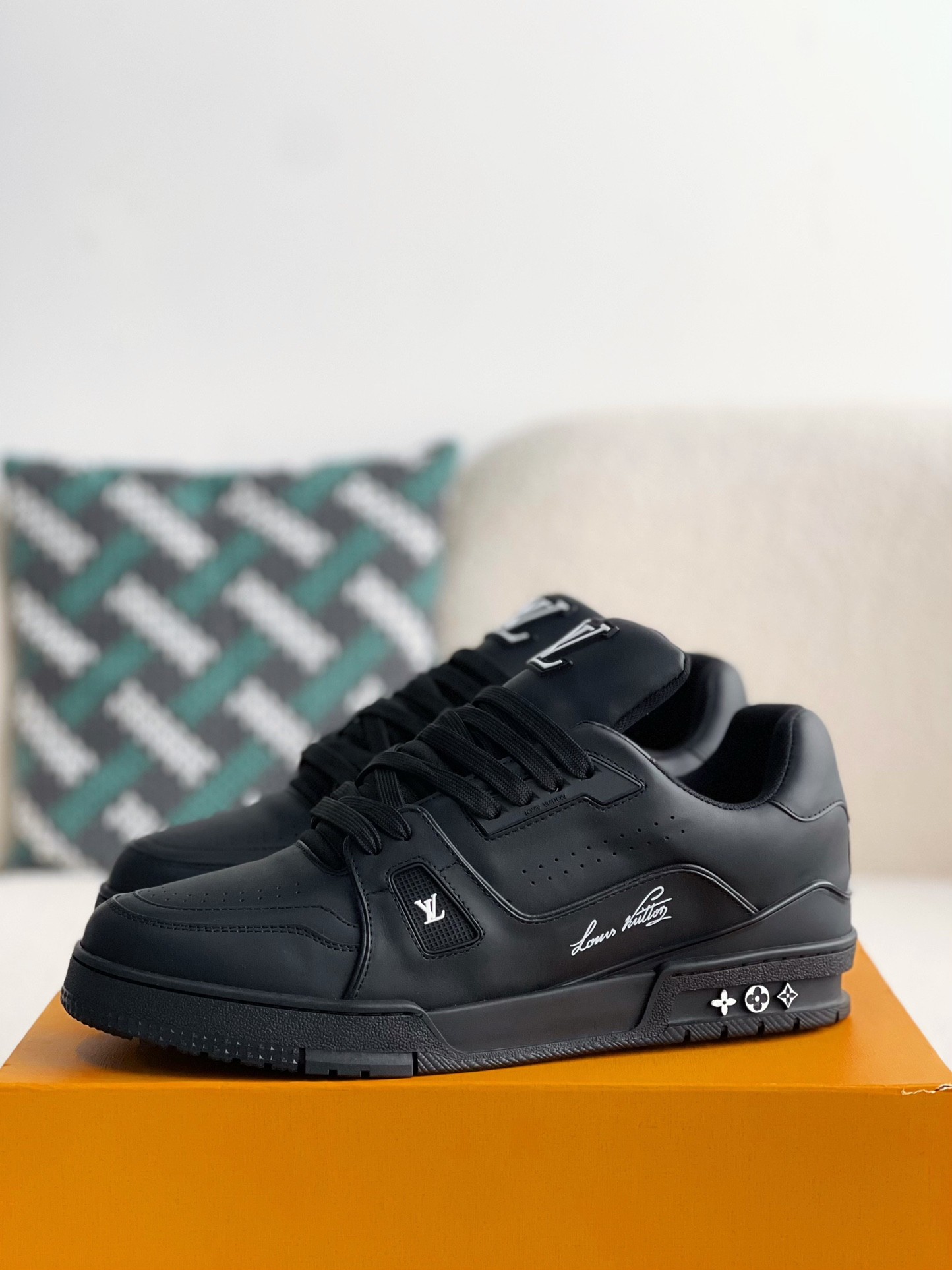 LOUIS VUITTON SNEAKERS