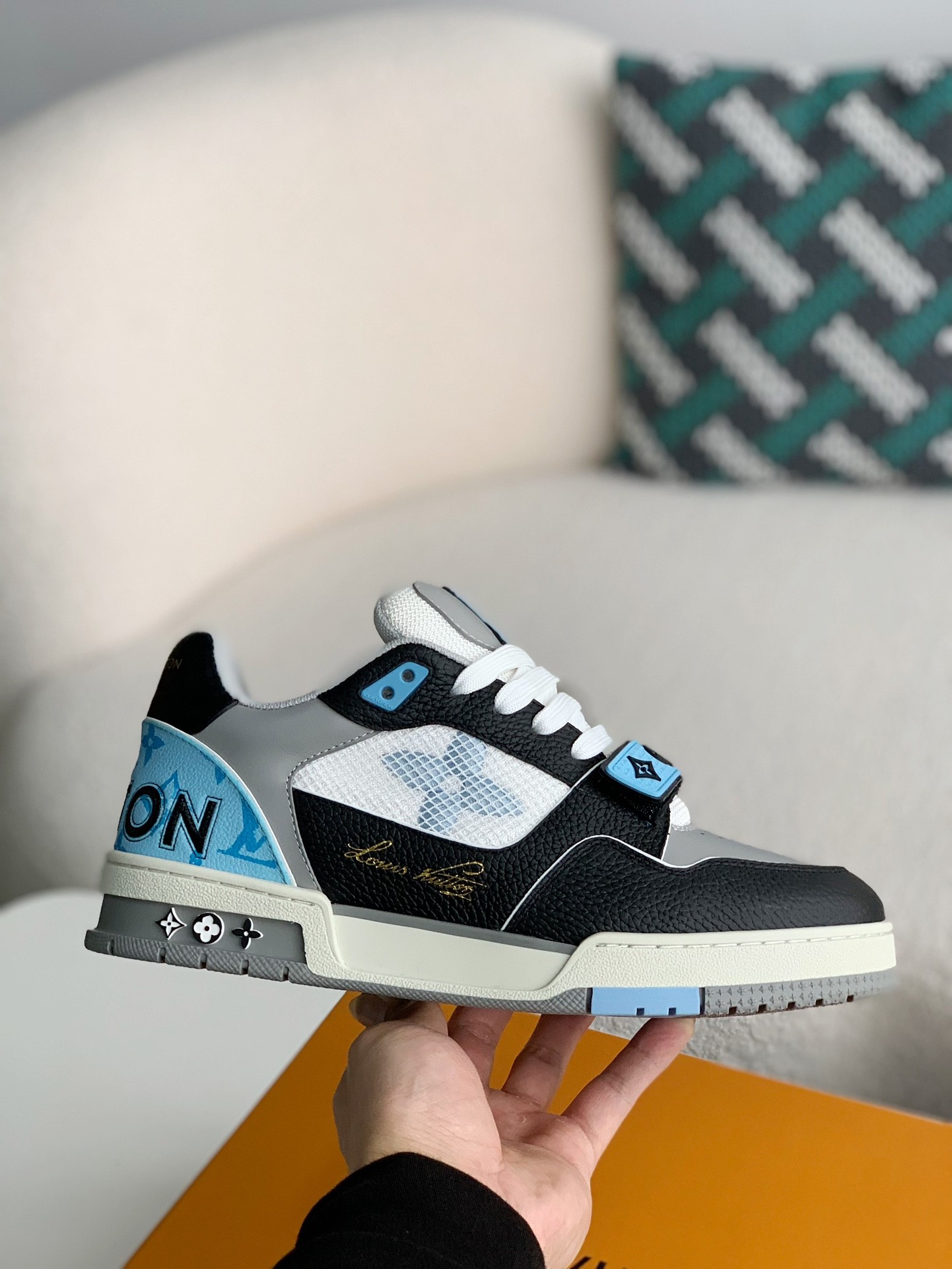 LOUIS VUITTON SNEAKERS
