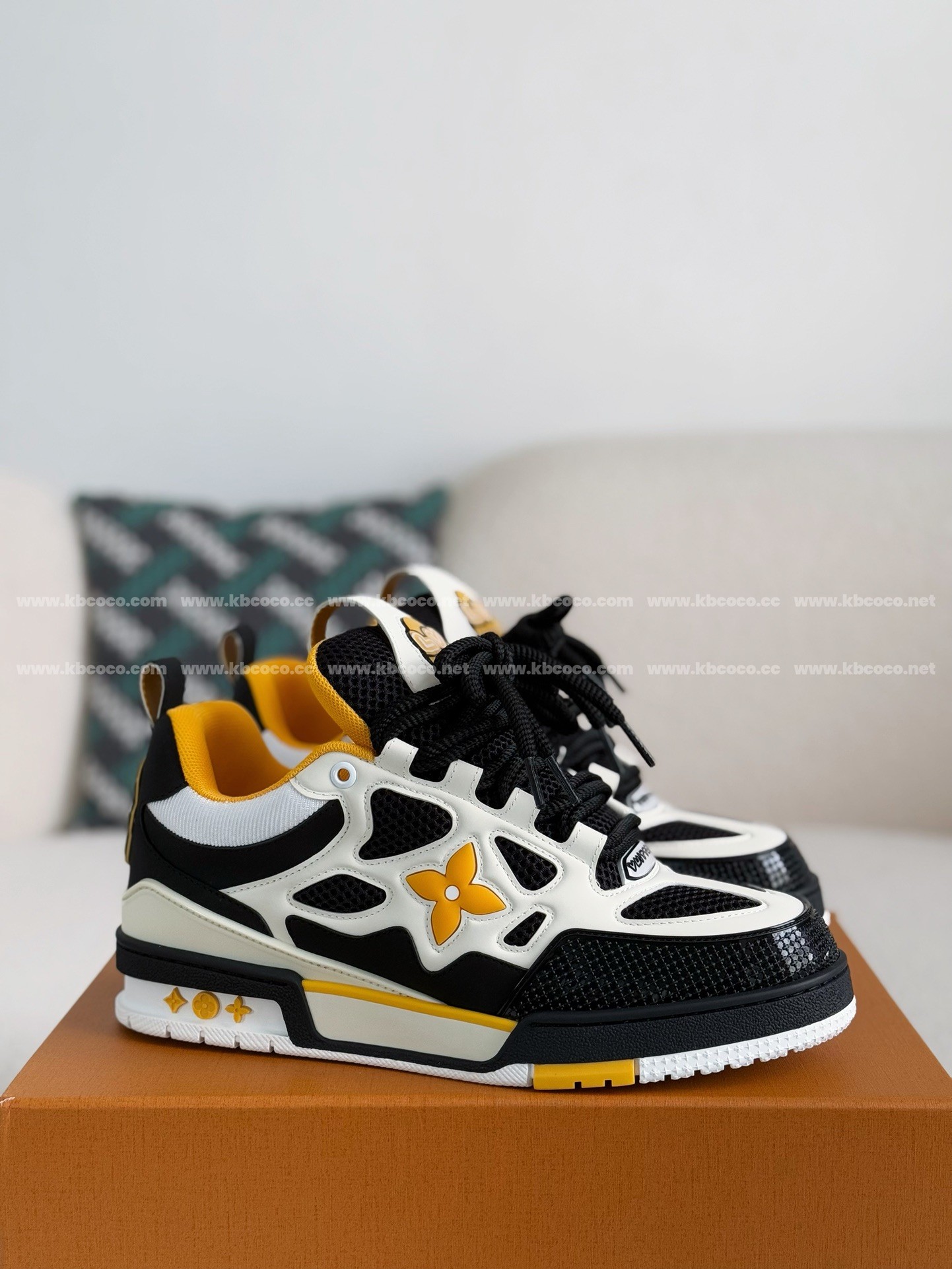 【#4016】 LOUIS VUITTON RUNNER TATIC SNEAKERS