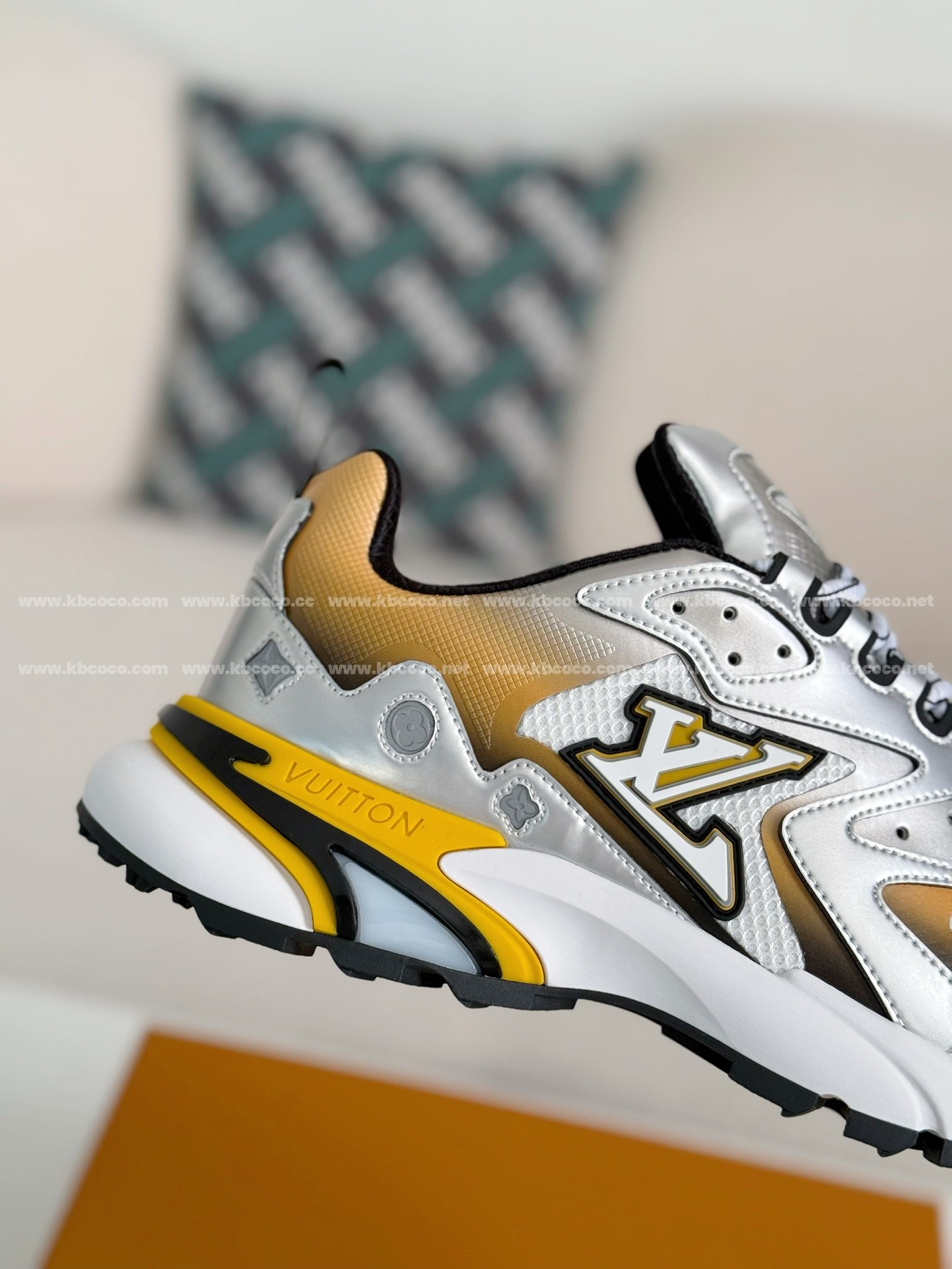 【#4189】 LOUIS VUITTON RUNNER SNEAKERS