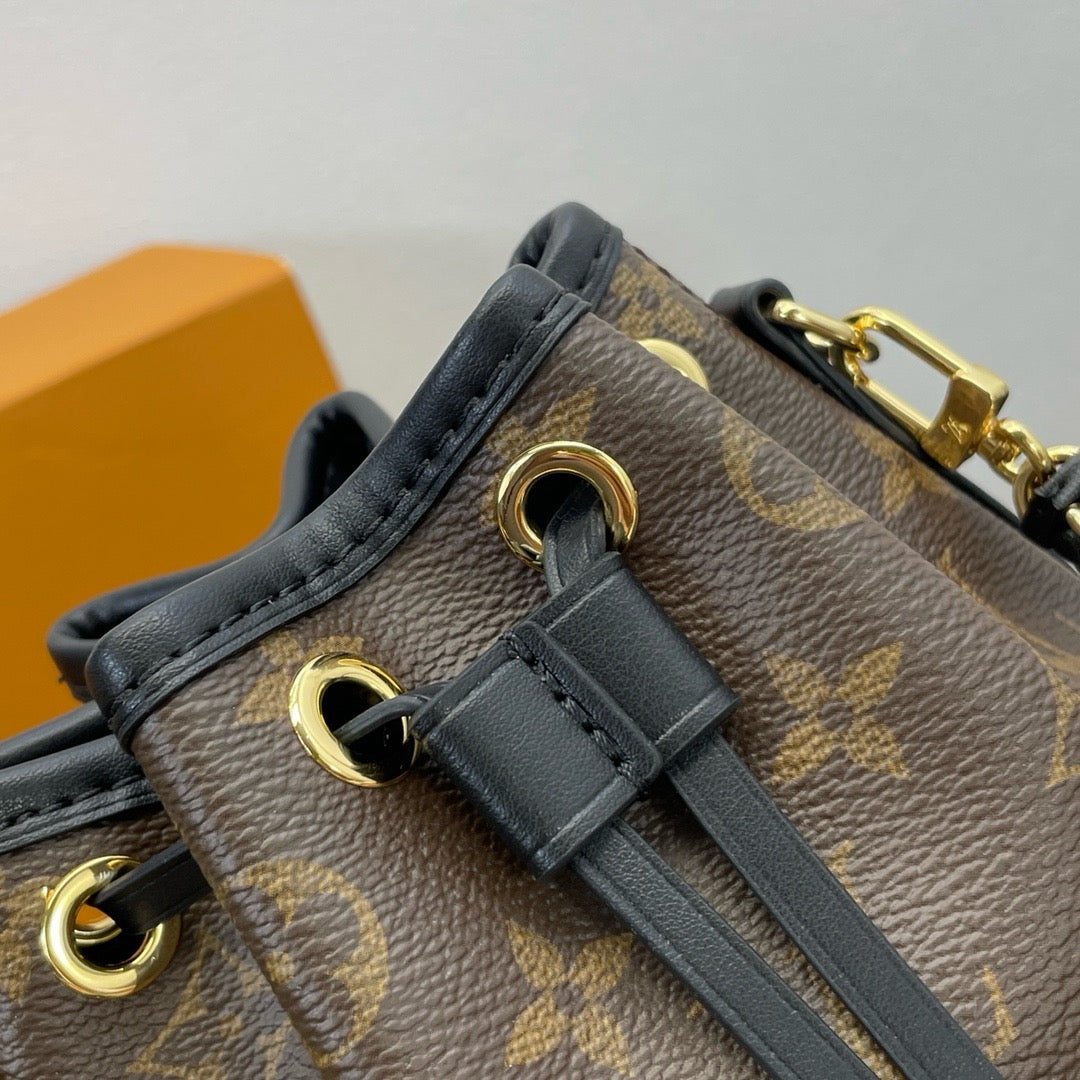 LOUIS VUITTON CANOÉ Bucket bag/top quality M83480