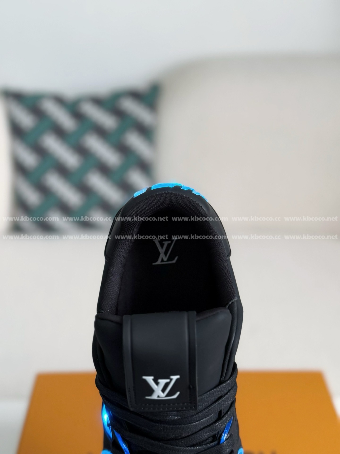【#4560】 LOUIS VUITTON LED TRAINER SNEAKERS