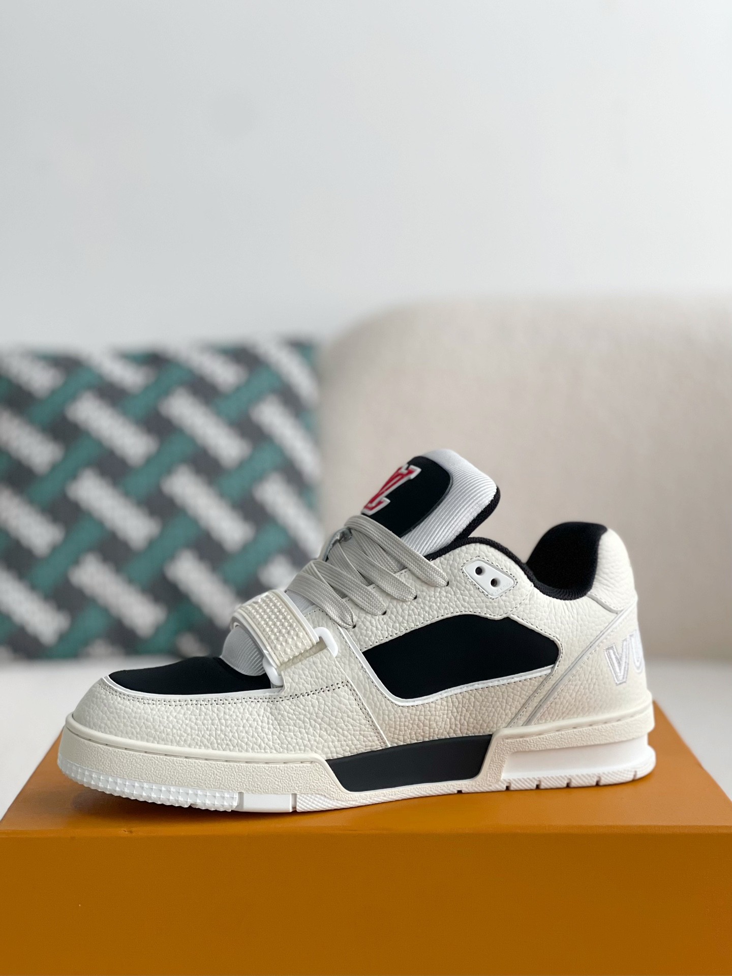 LOUIS VUITTON SNEAKERS