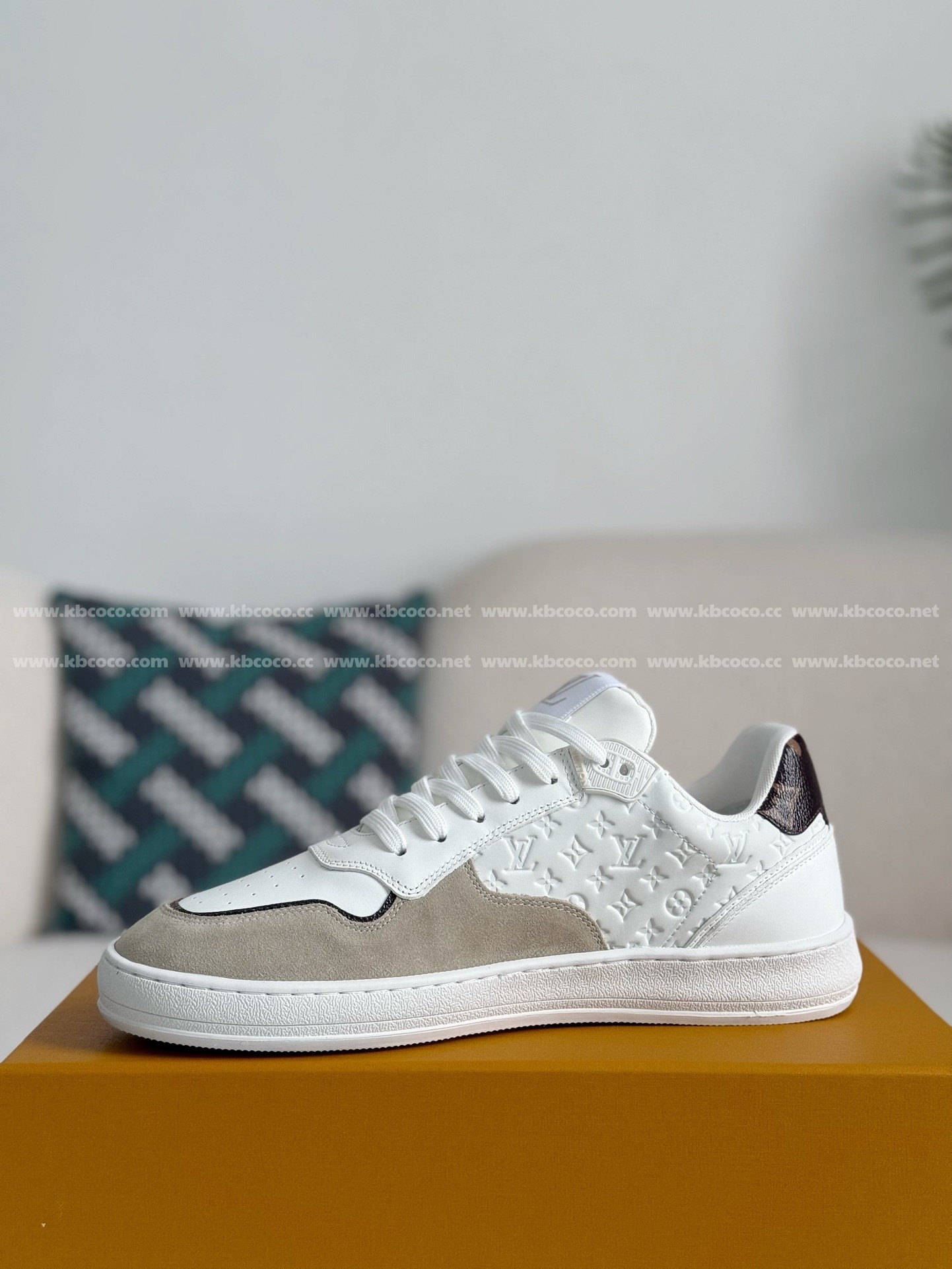 【#4303】 Louis Vuitton Leather dark concave printed board shoes