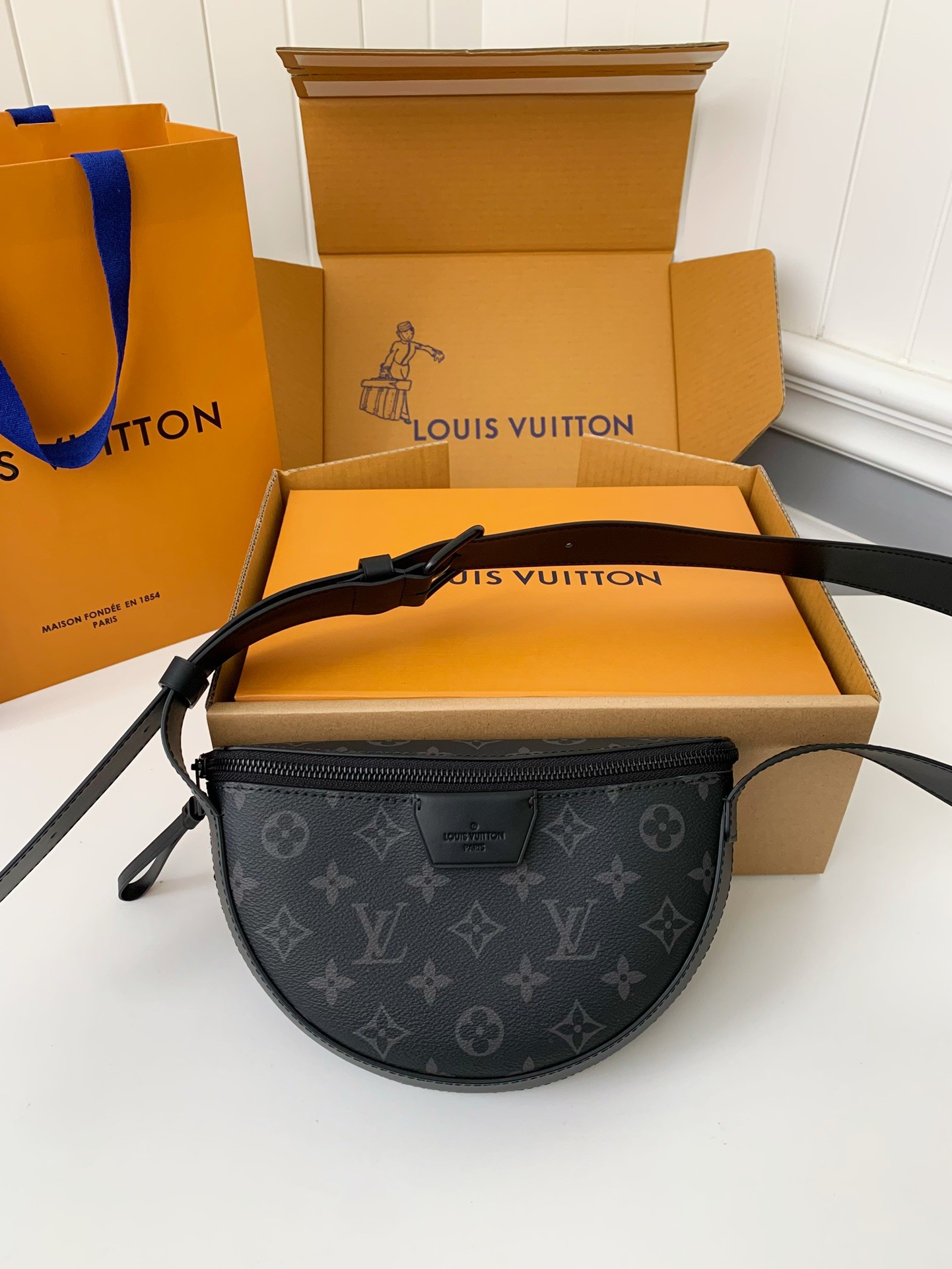 Louis Vuitton Autumn/Winter New LVMOON CROSSBODY Handbag M23835 Top Quality
