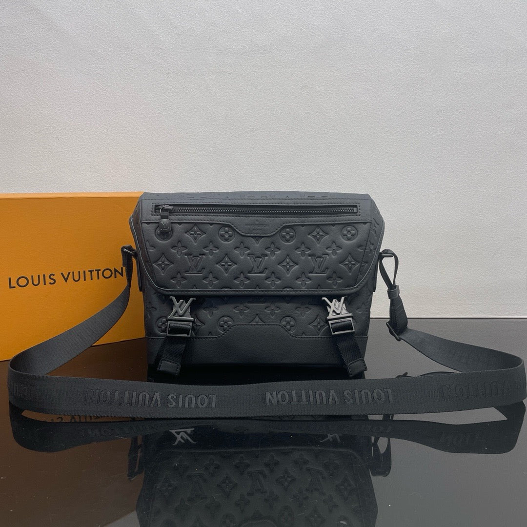 LOUIS VUITTON Messenger Voyager PM Crossbody bag/top quality M25121