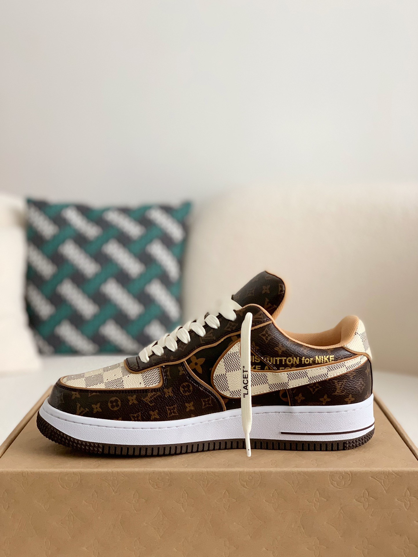 LOUIS VUITTON x NIKE AIR FORCE 1 Sneaker