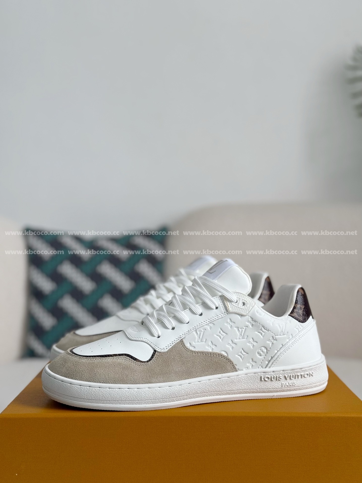 【#4303】 Louis Vuitton Leather dark concave printed board shoes