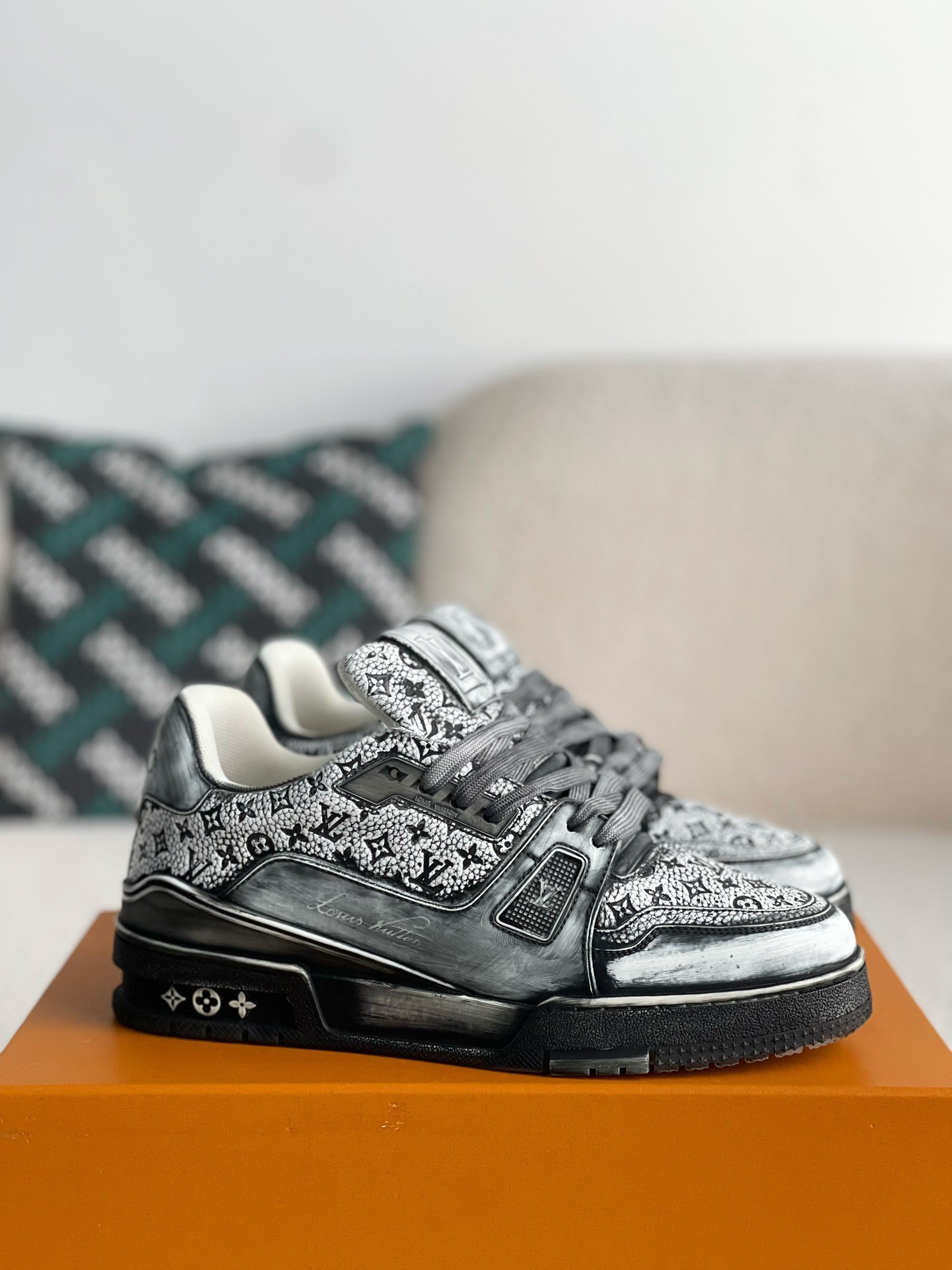 LOUIS VUITTON SNEAKERS