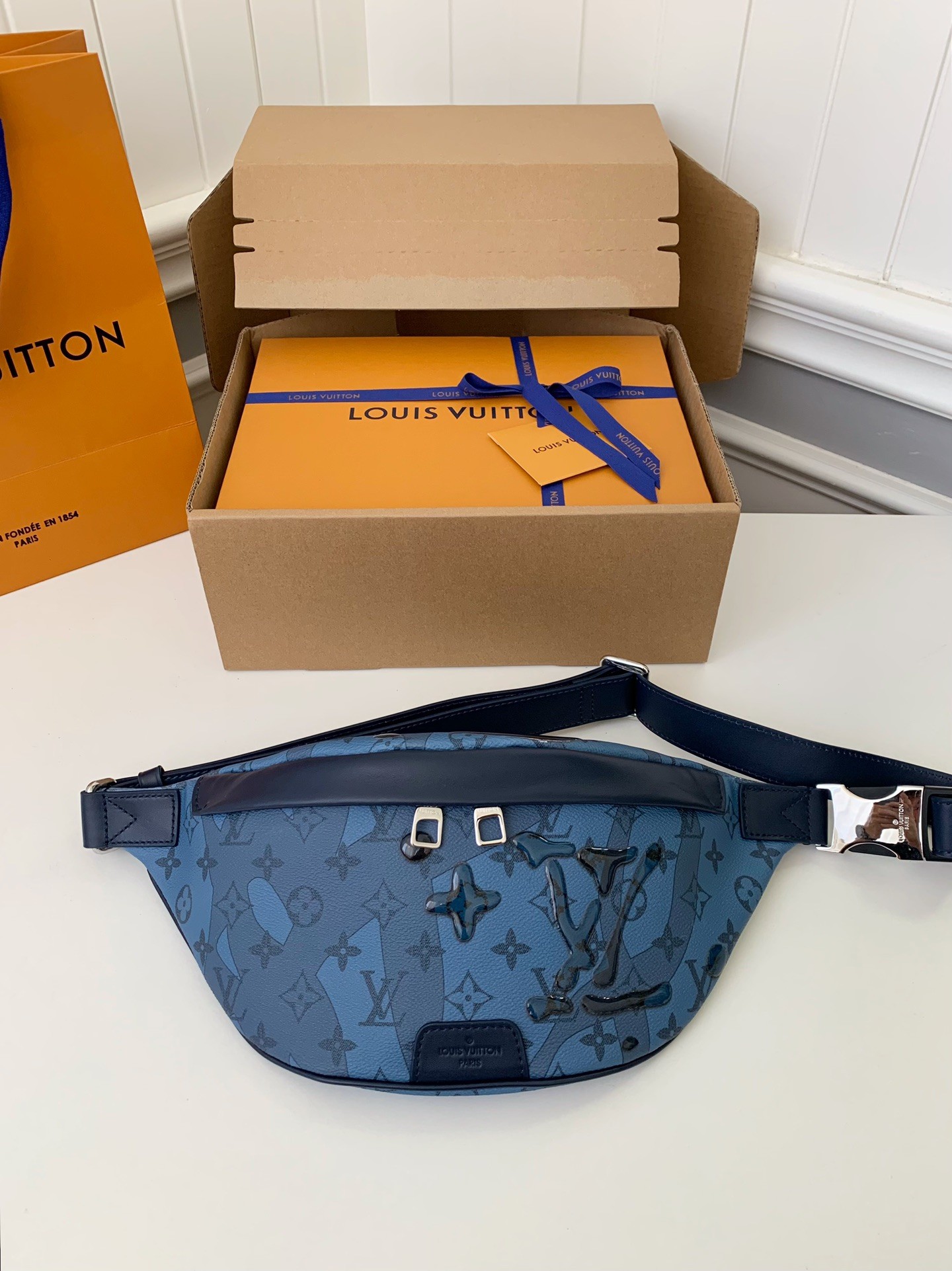 Louis Vuitton 2023 New DISCOVERY Droplet Blue Waistpack M22576