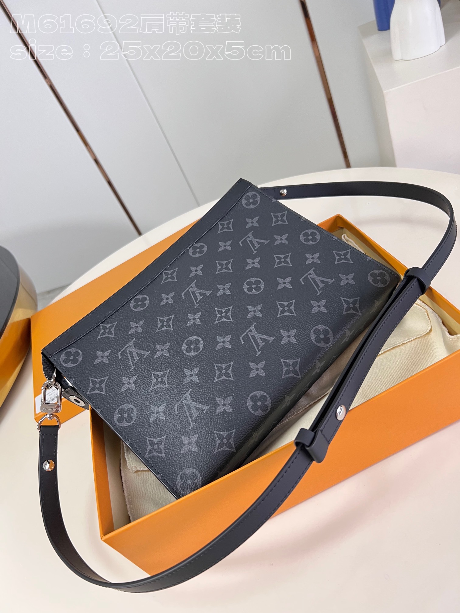 Louis Vuitton Toiletry Pouch On handbag M61692，Top quality