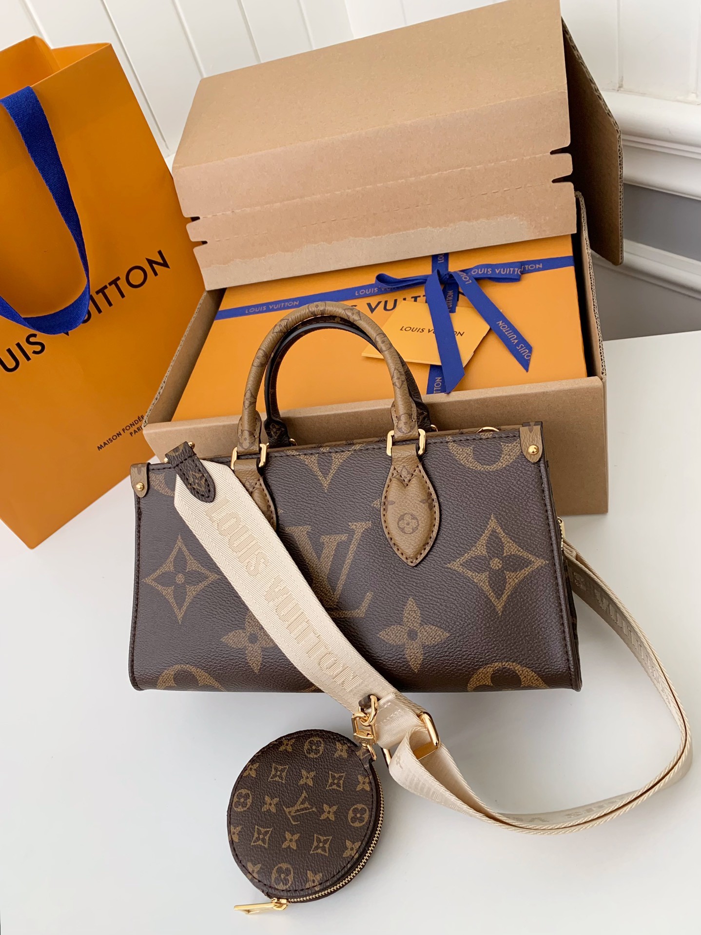Louis Vuitton's Seasonal New ONTHEGO Horizontal Handbag M46653 Top Quality
