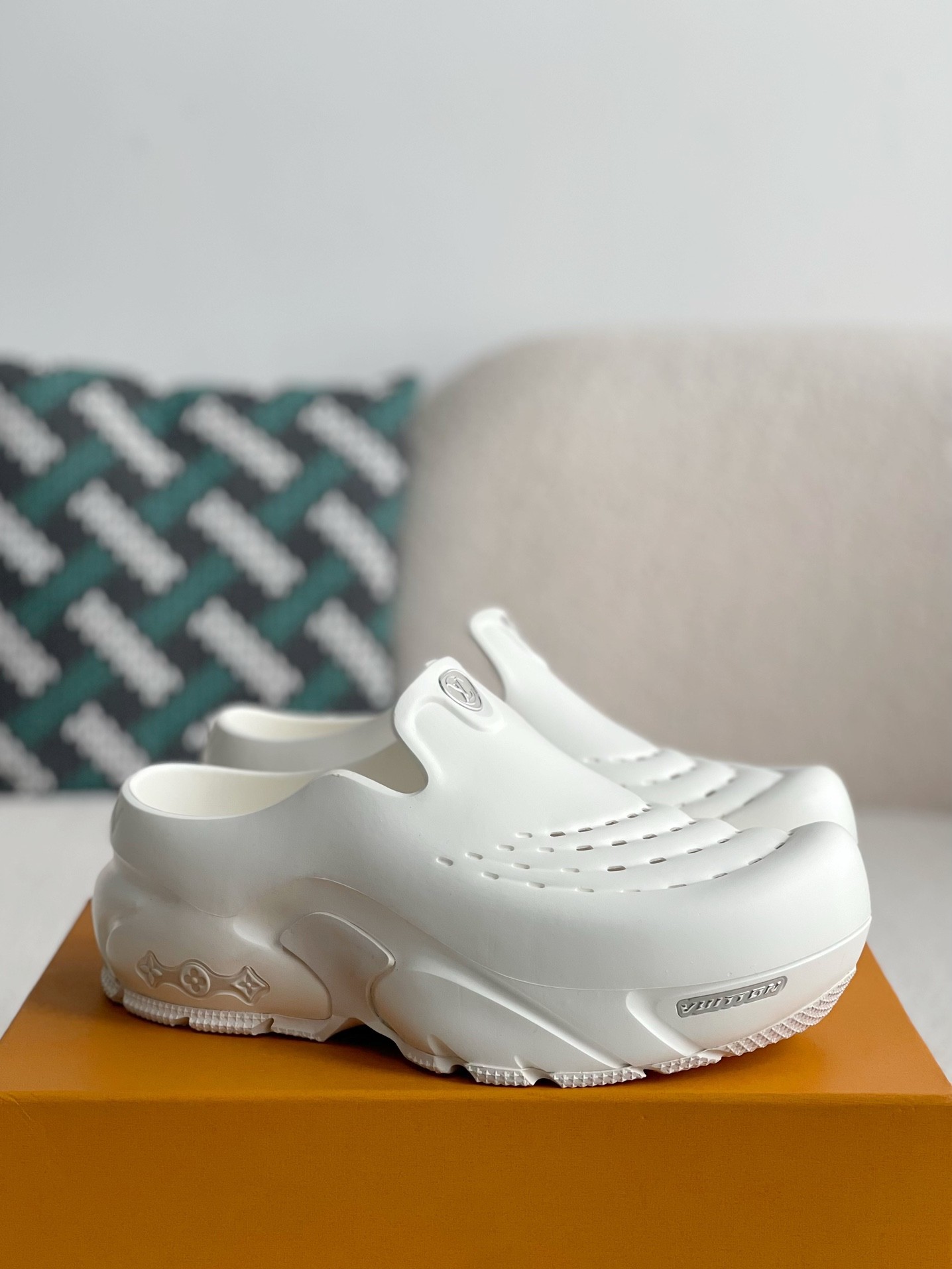 LOUIS VUITTON Shark slippers, thicksol