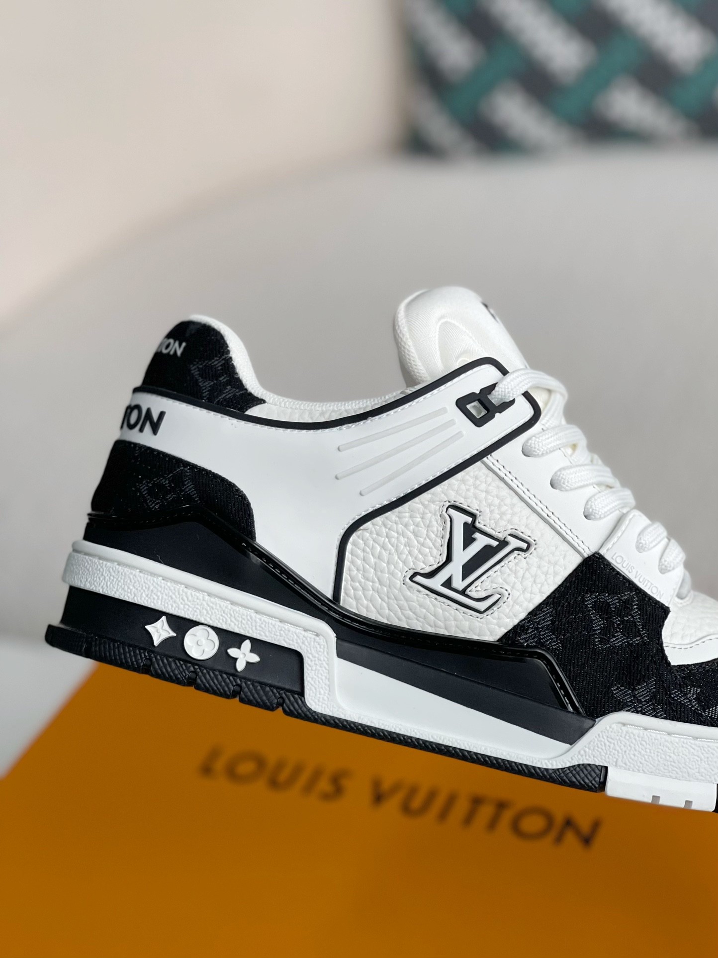 LOUIS VUITTON SNEAKERS