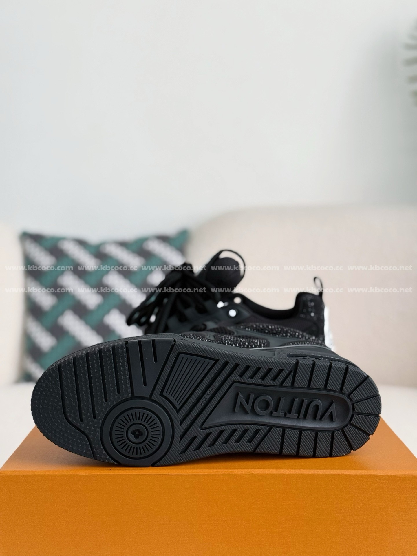 【#4637】 LOUIS VUITTON RUNNER TATIC SNEAKERS
