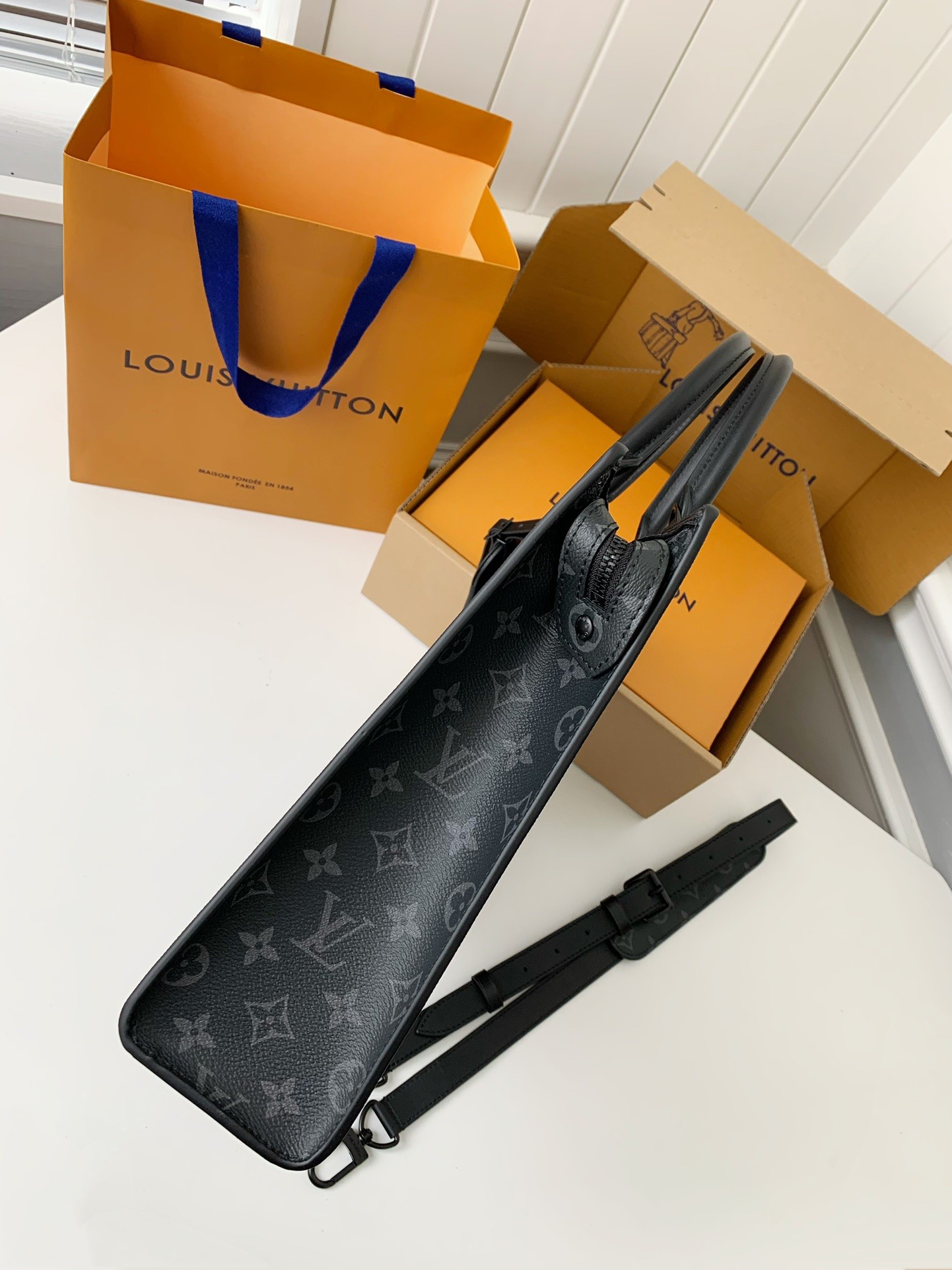 Louis Vuitton's new Sac Plat HorizontalZippé men's black flower briefcase M45165