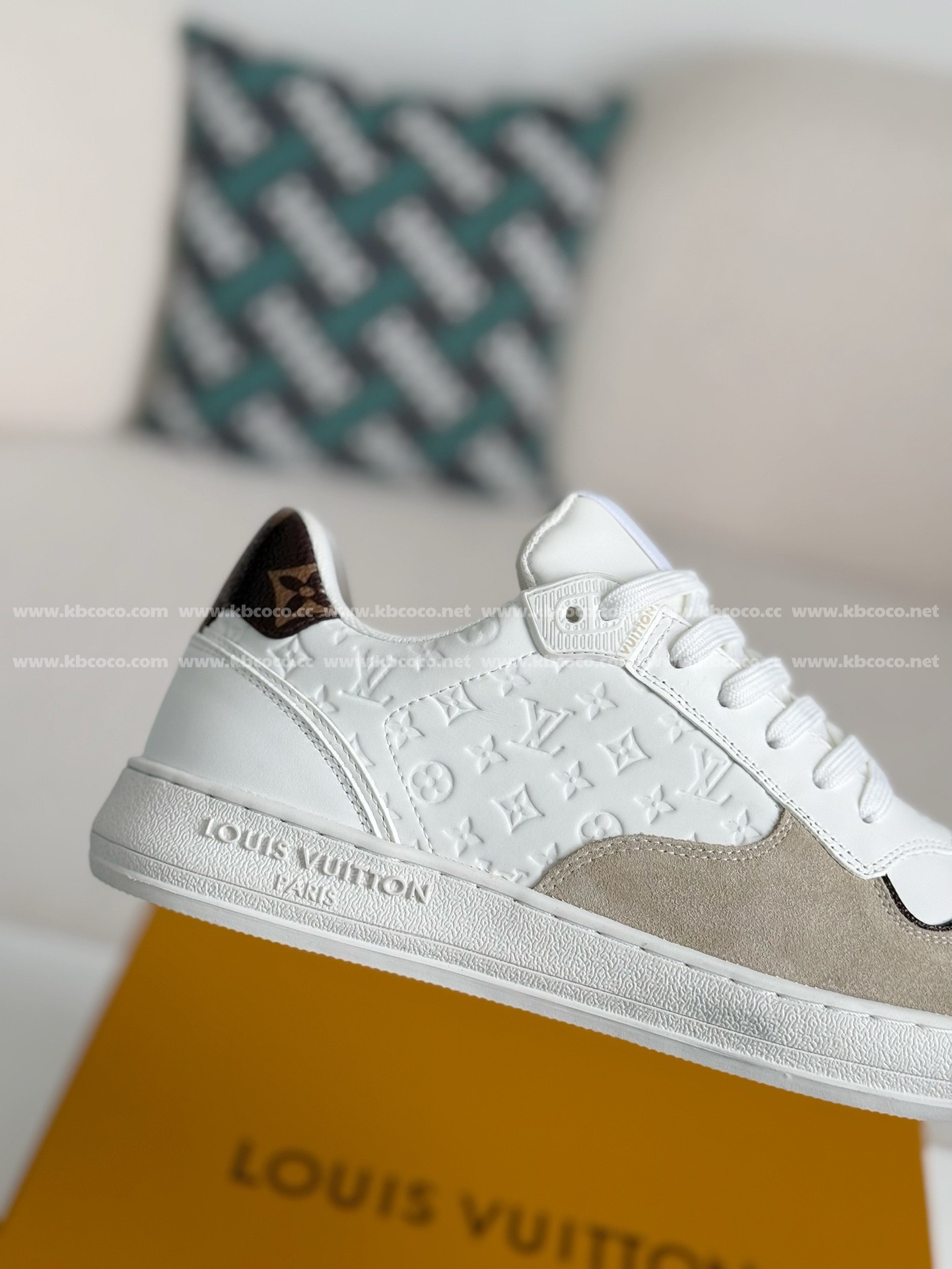 【#4303】 Louis Vuitton Leather dark concave printed board shoes