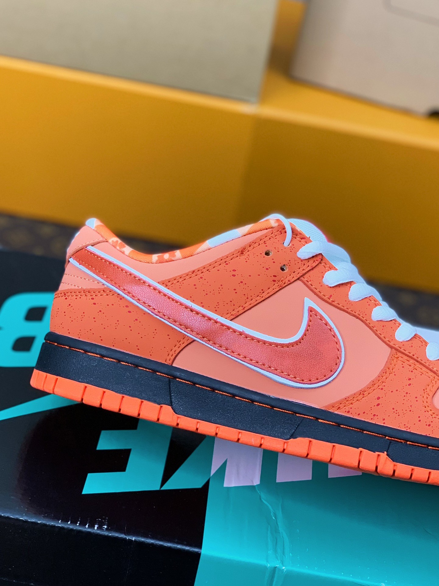 【#753】 Nike UA Dunk SB Low OrangeLobster Sneakers