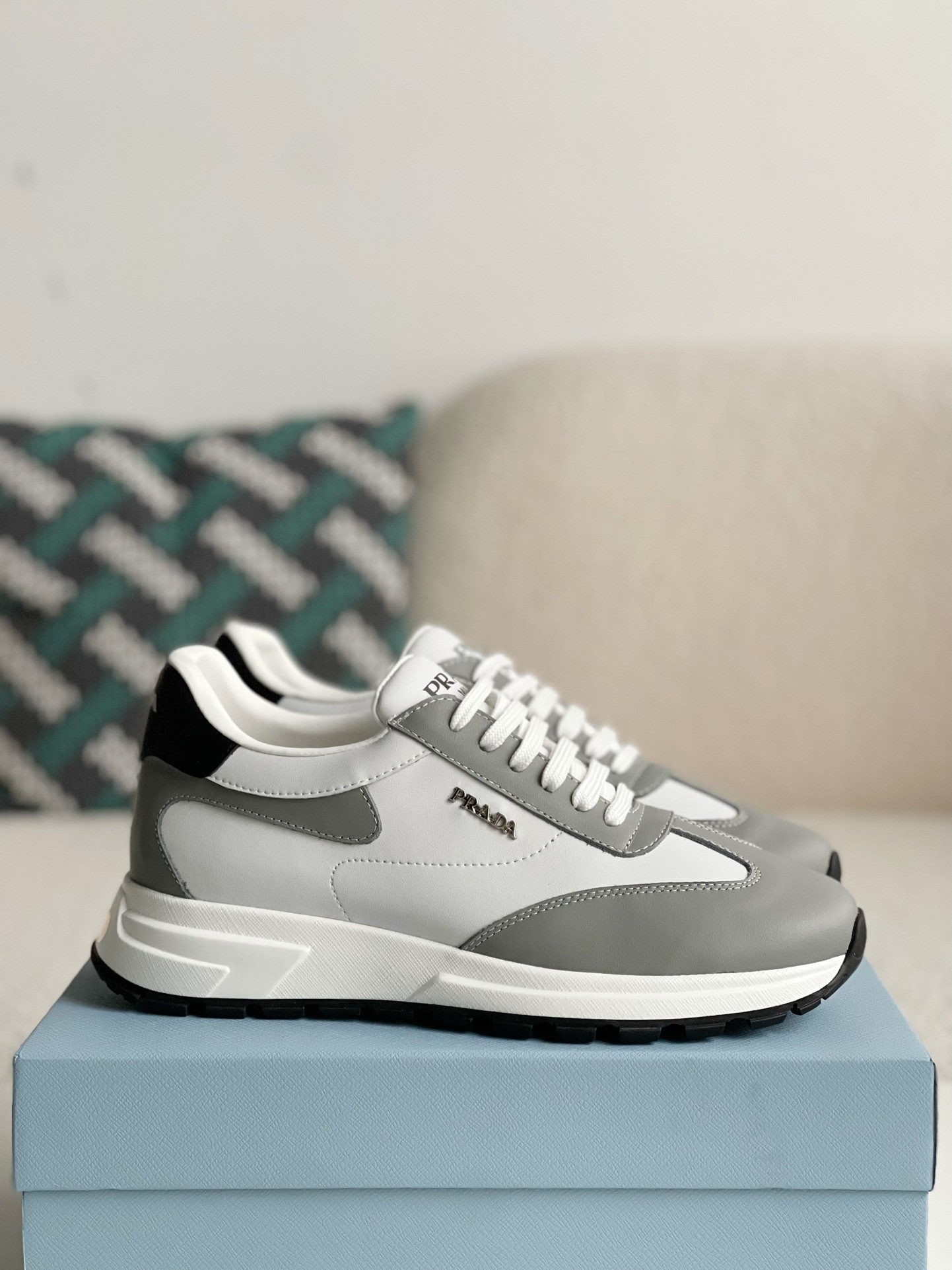 【#617】 Prada Sneakers