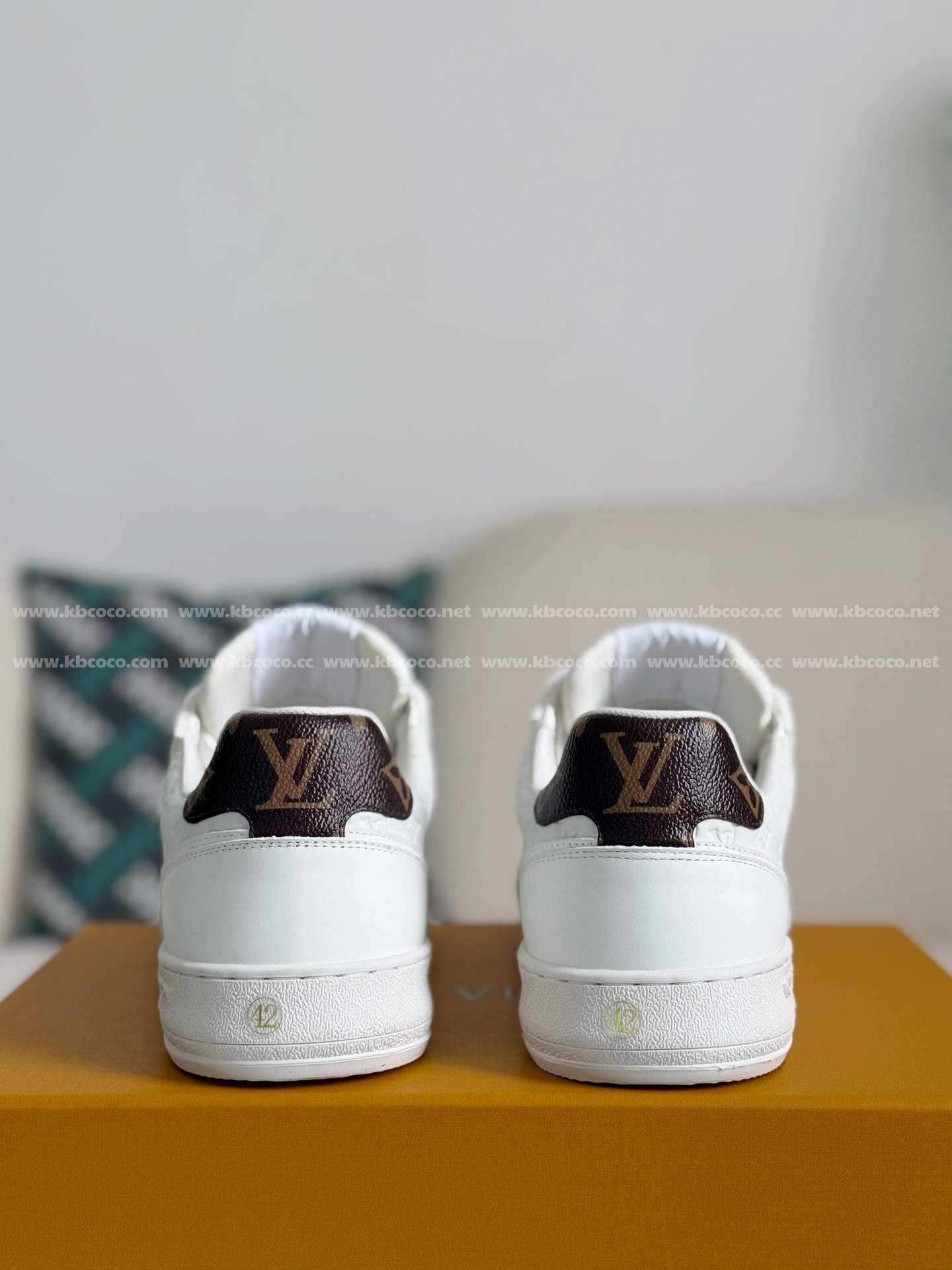 【#4303】 Louis Vuitton Leather dark concave printed board shoes