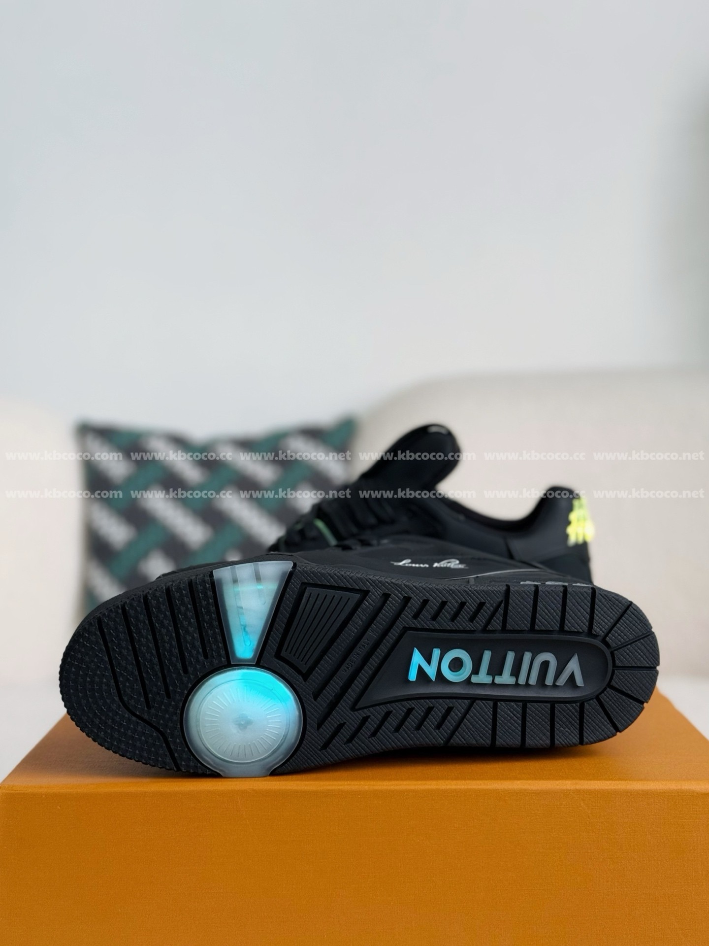 【#4560】 LOUIS VUITTON LED TRAINER SNEAKERS