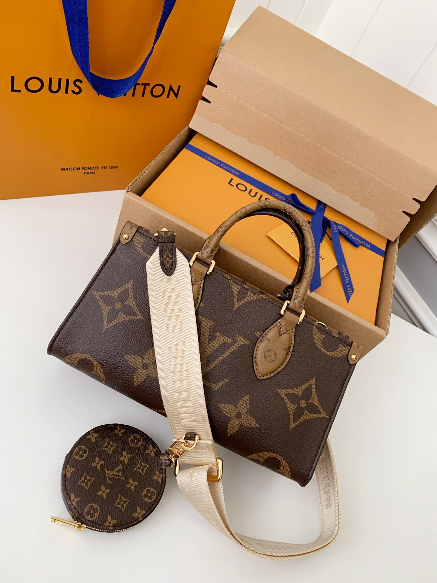 Louis Vuitton's Seasonal New ONTHEGO Horizontal Handbag M46653 Top Quality