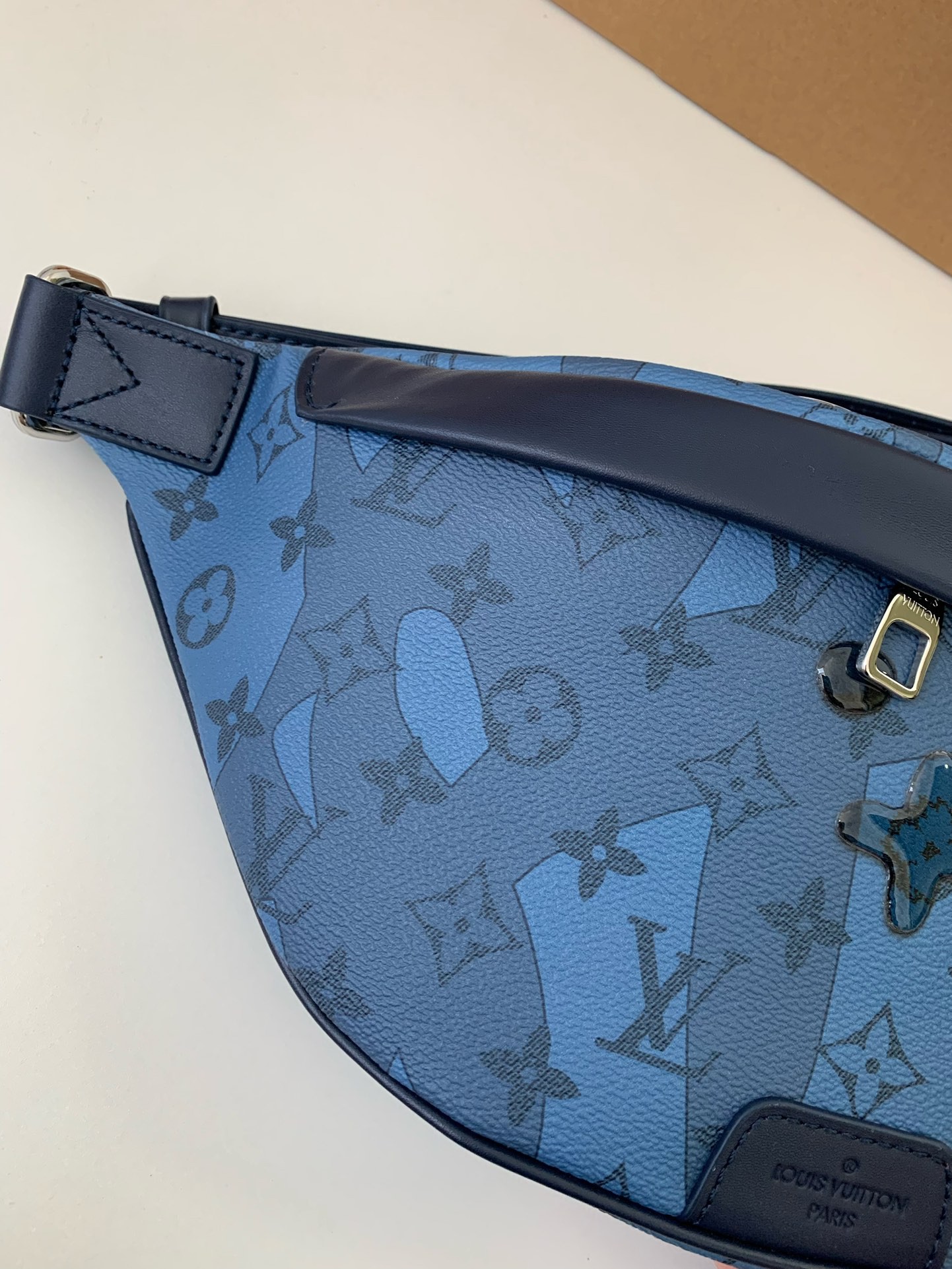 Louis Vuitton 2023 New DISCOVERY Droplet Blue Waistpack M22576