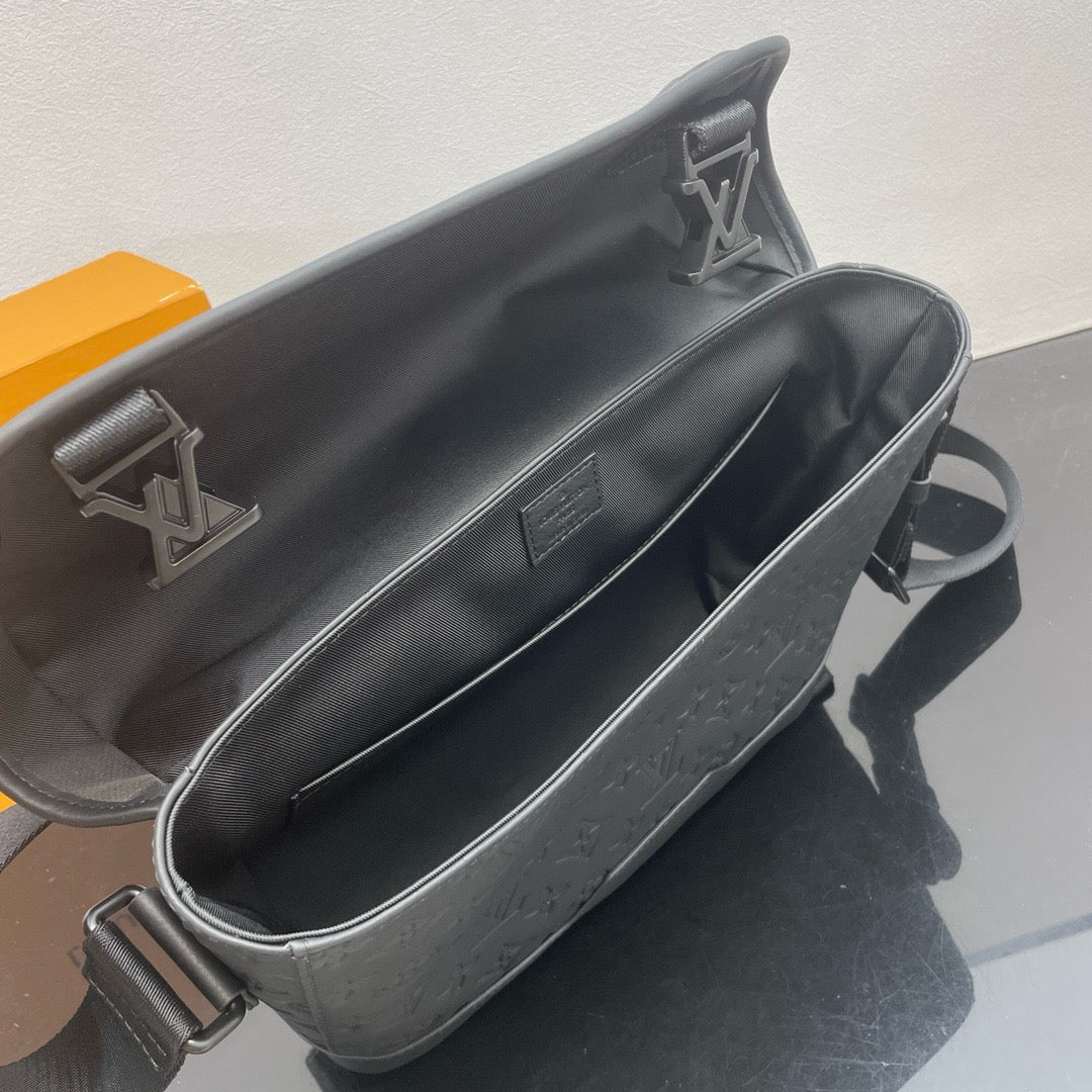LOUIS VUITTON Messenger Voyager PM Crossbody bag/top quality M25121