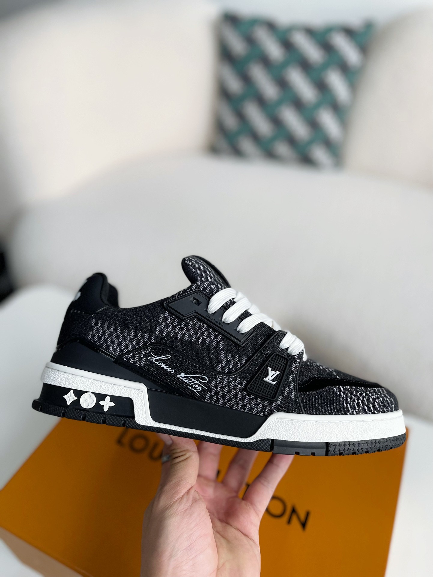 LOUIS VUITTON SNEAKERS