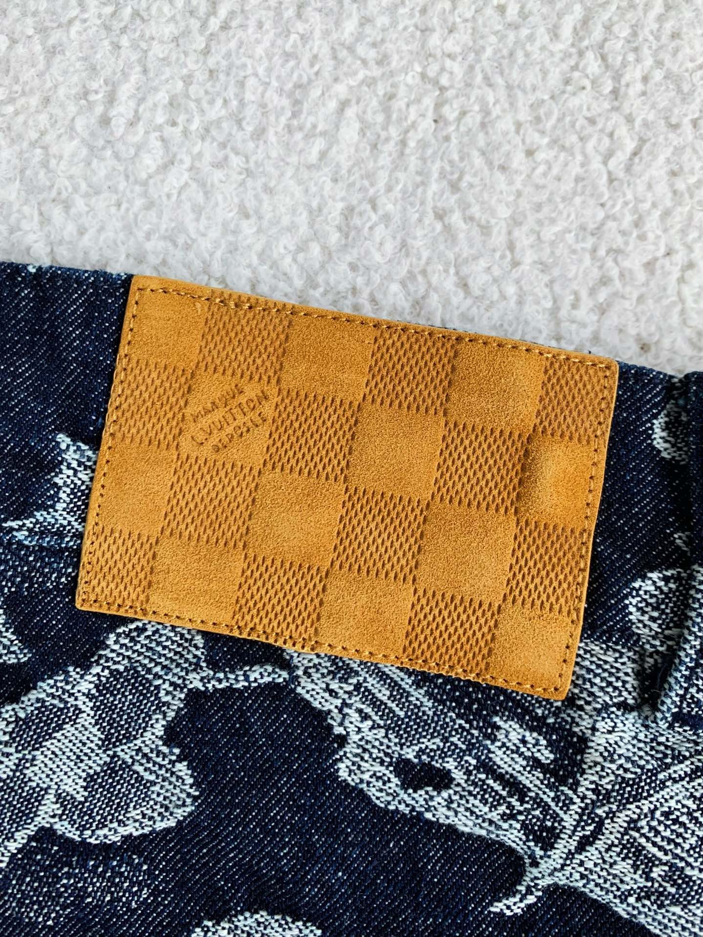 LOUlS VUITTON Jean shorts