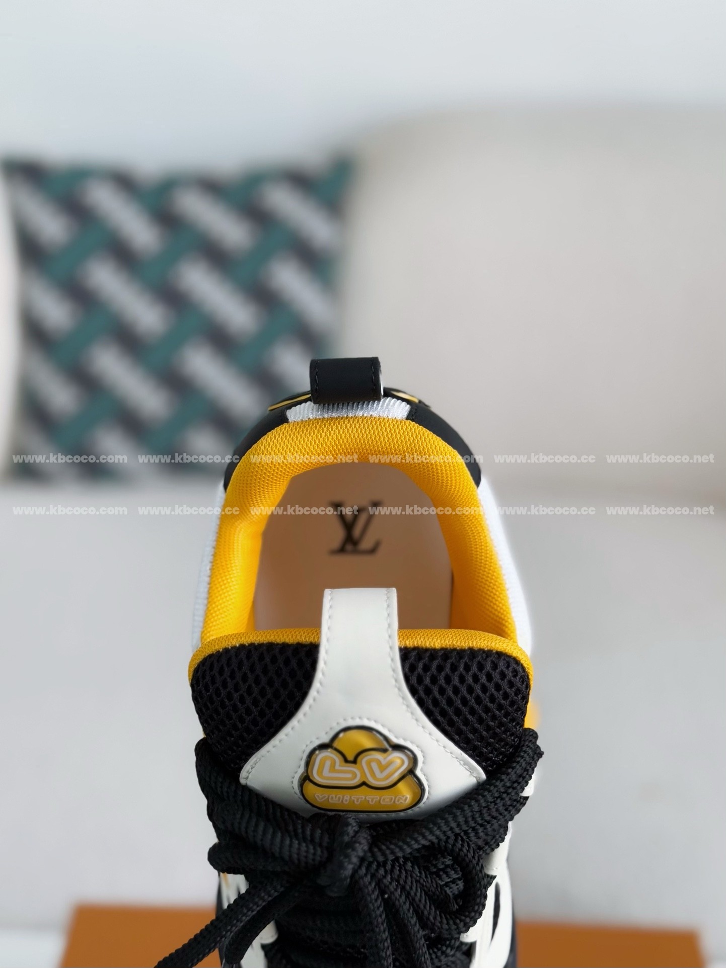 【#4016】 LOUIS VUITTON RUNNER TATIC SNEAKERS