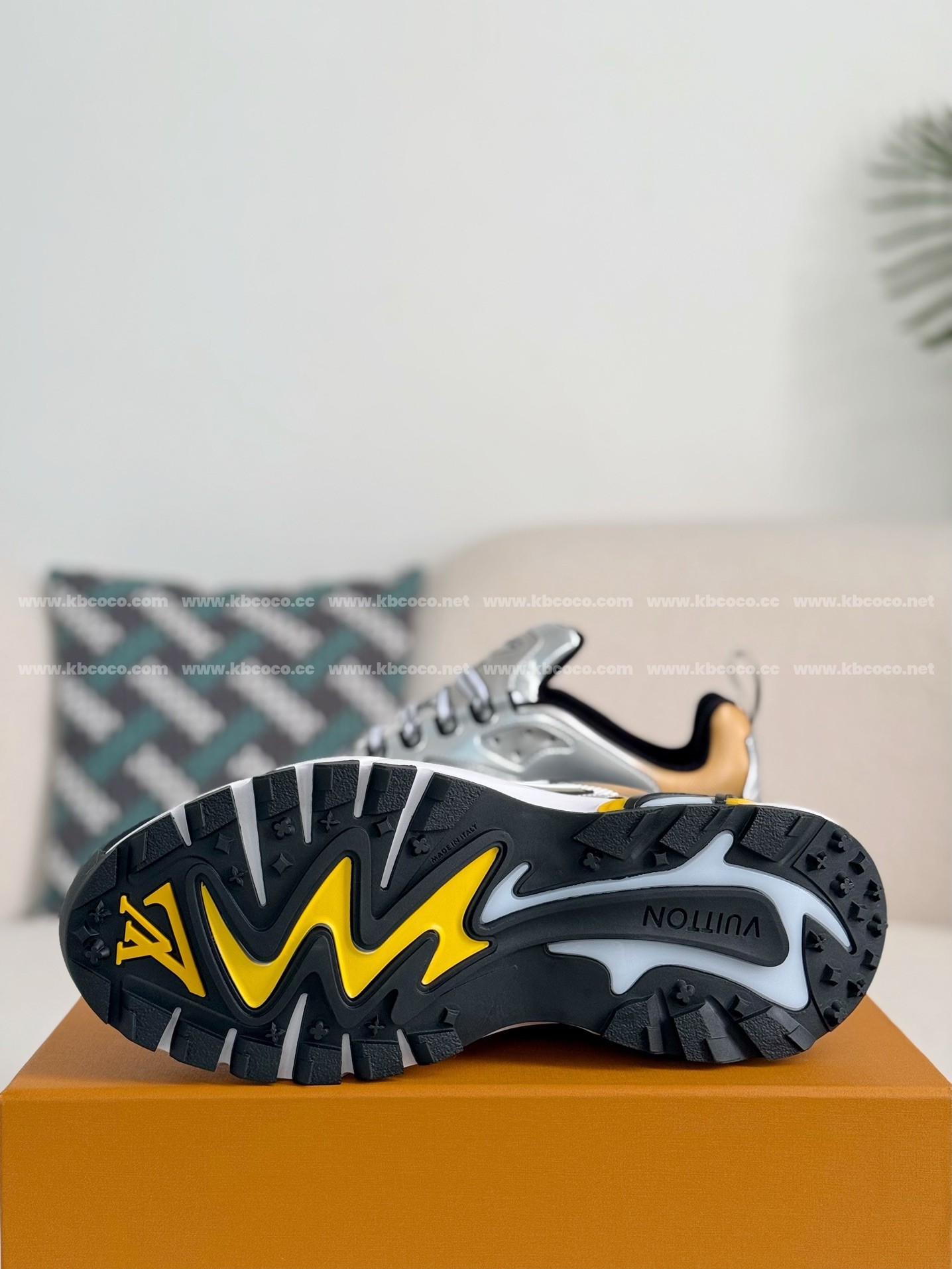 【#4189】 LOUIS VUITTON RUNNER SNEAKERS