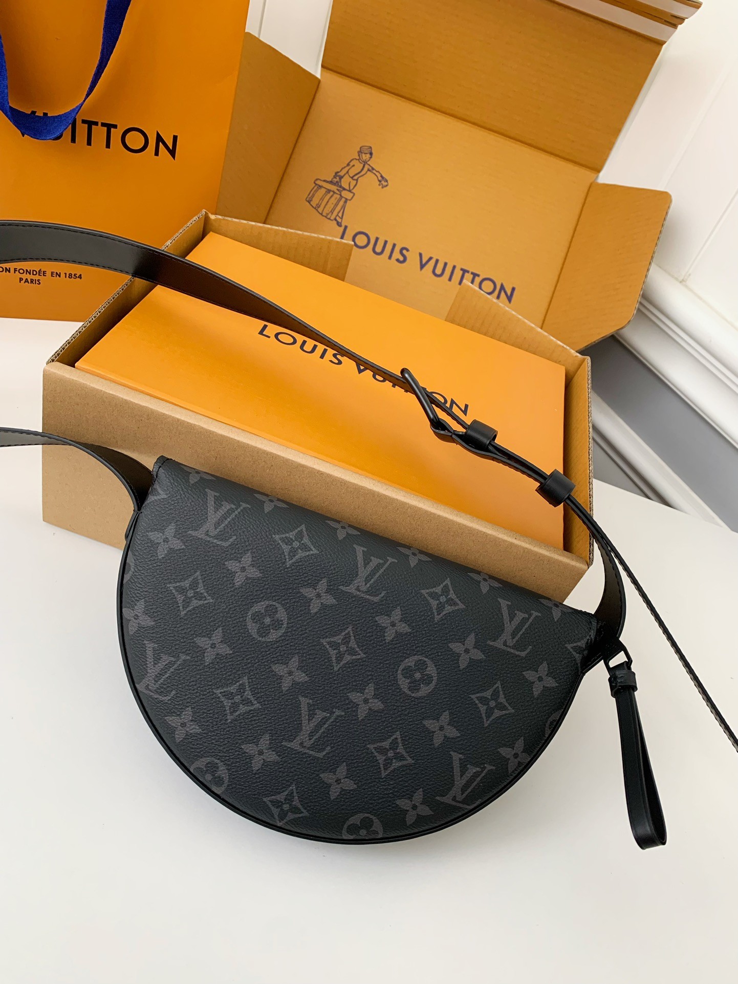 Louis Vuitton Autumn/Winter New LVMOON CROSSBODY Handbag M23835 Top Quality