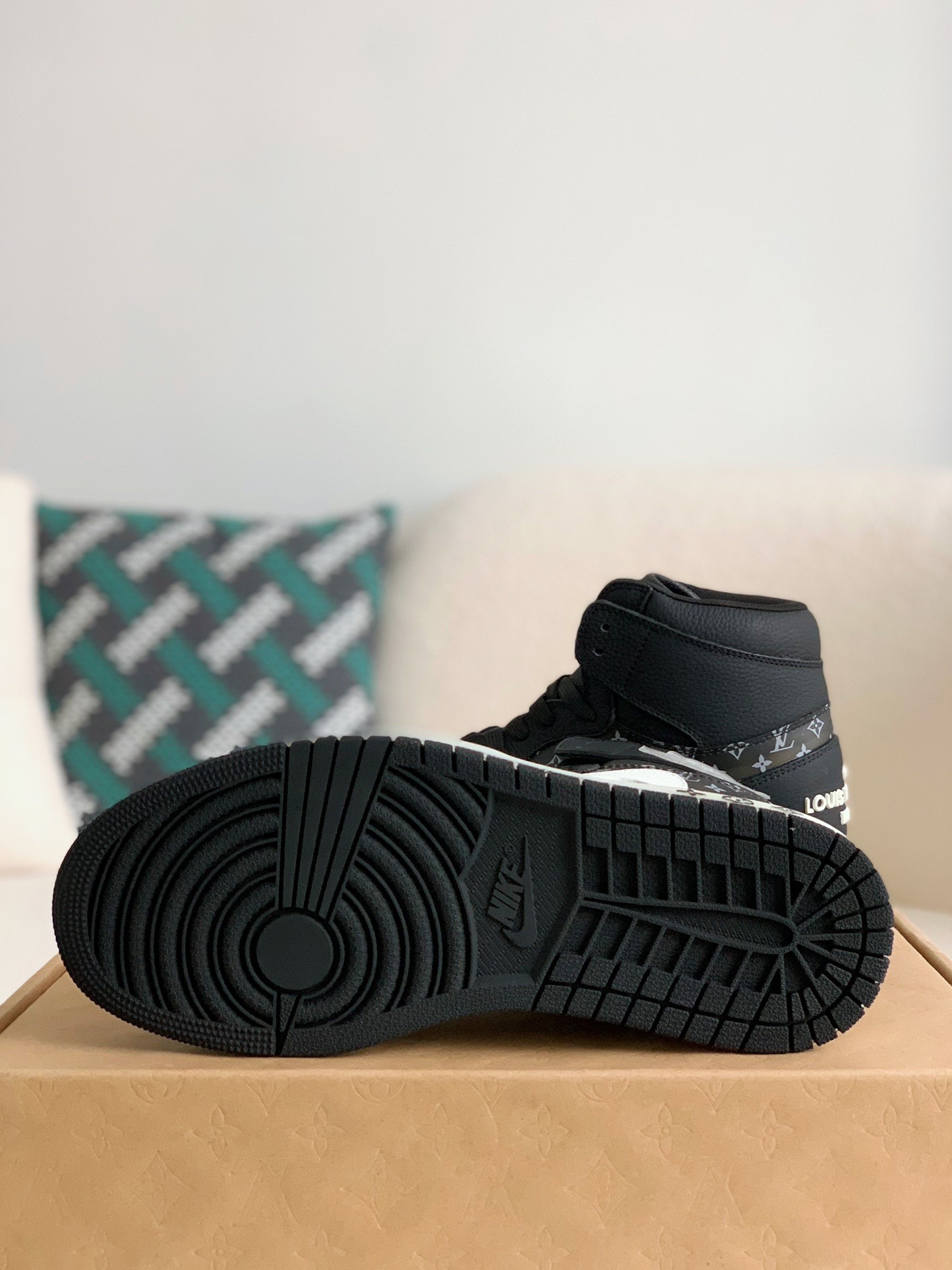 Louis Vuitton x Nike Air Jorda 1 High AJ1 Sneakers