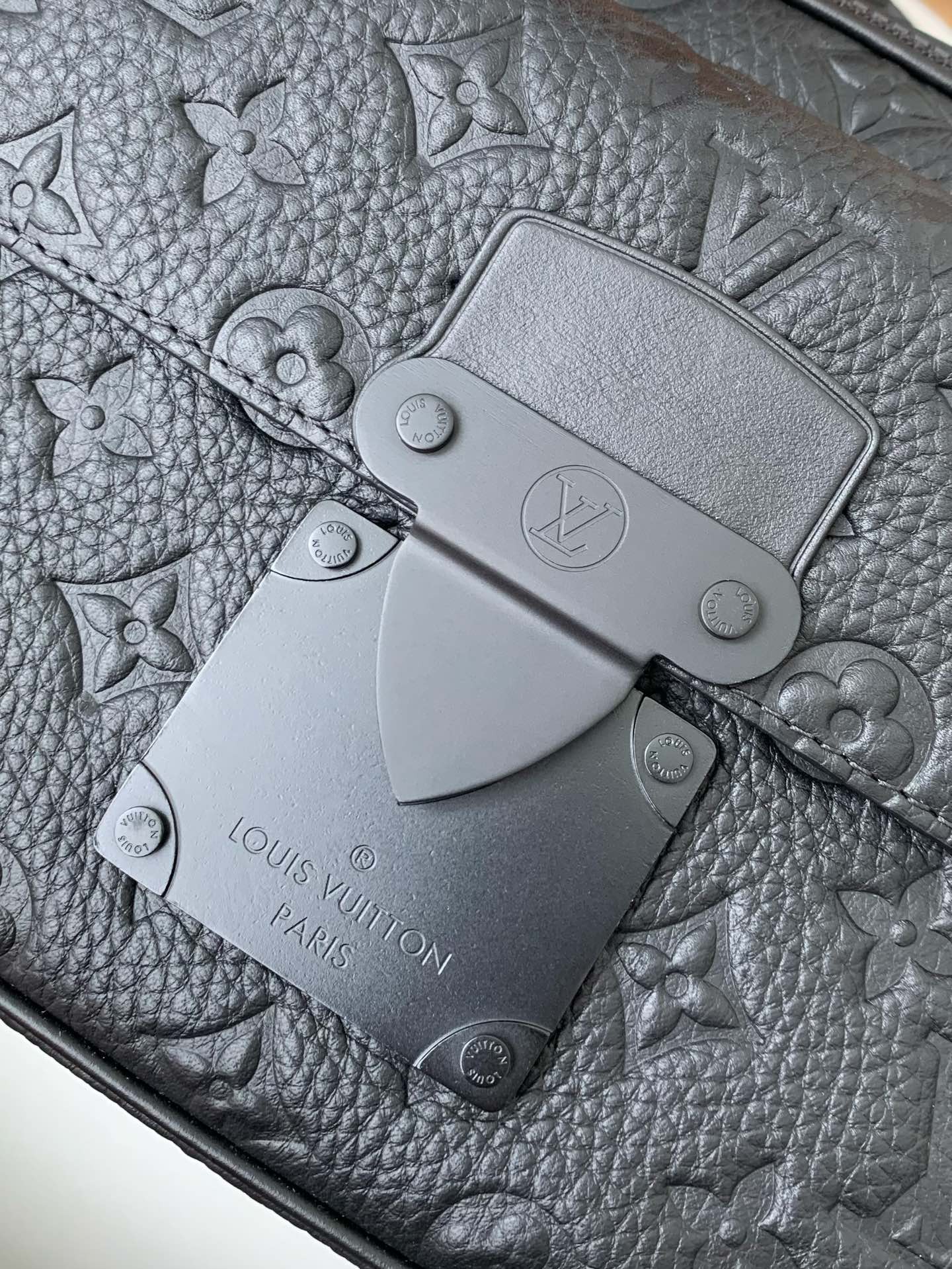 Louis Vuitton S Lock Men's Messengerbag M58489, top quality