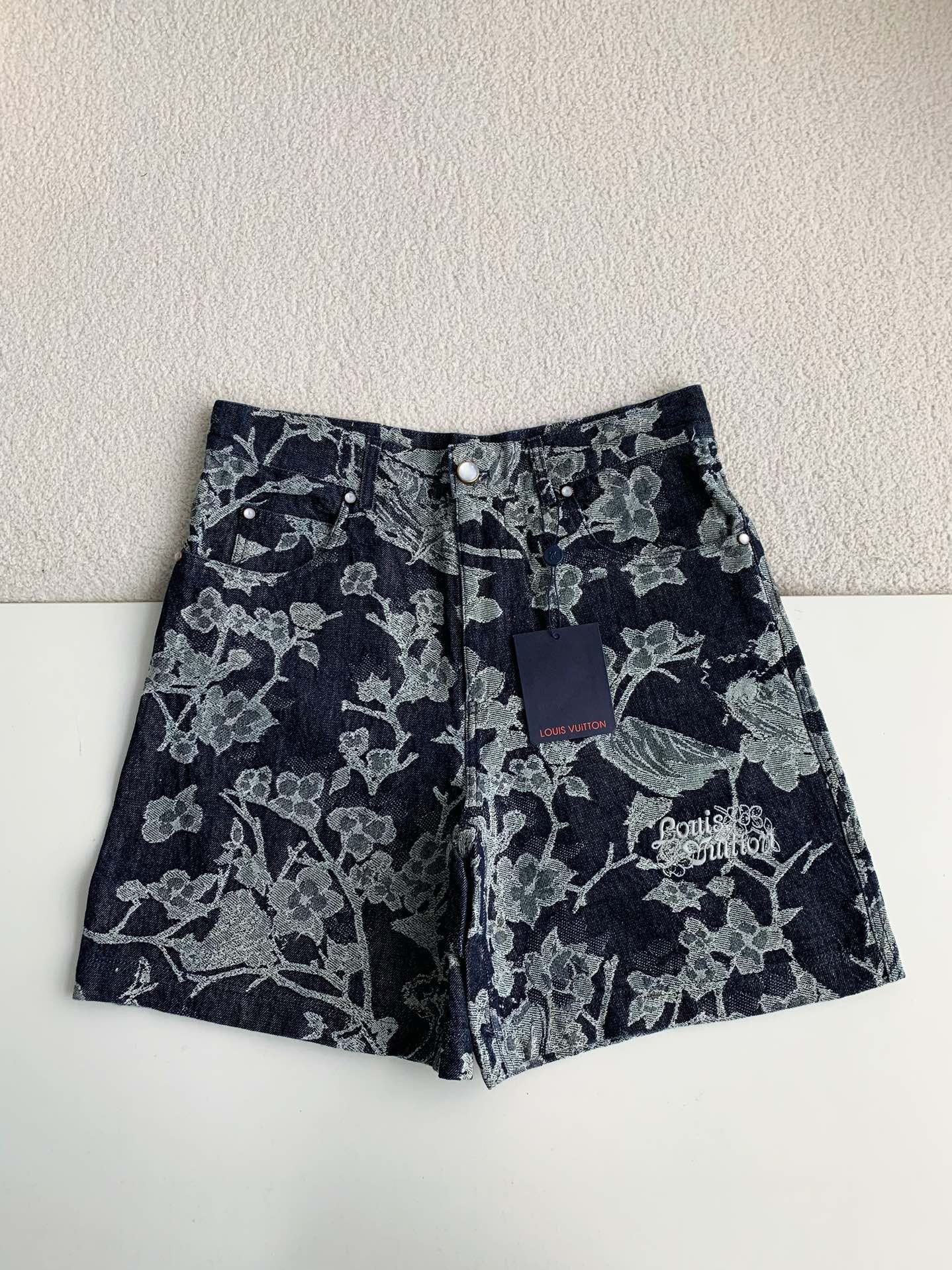 LOUlS VUITTON Jean shorts