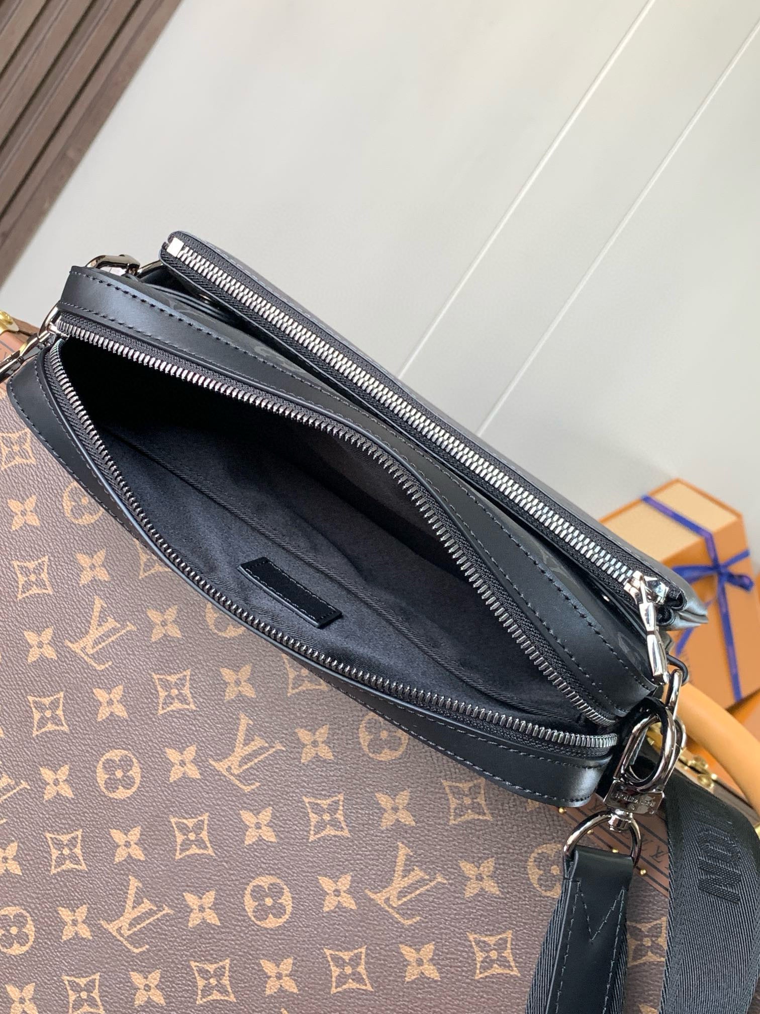 LOUIS VUITTON Trio messenger bag M69443