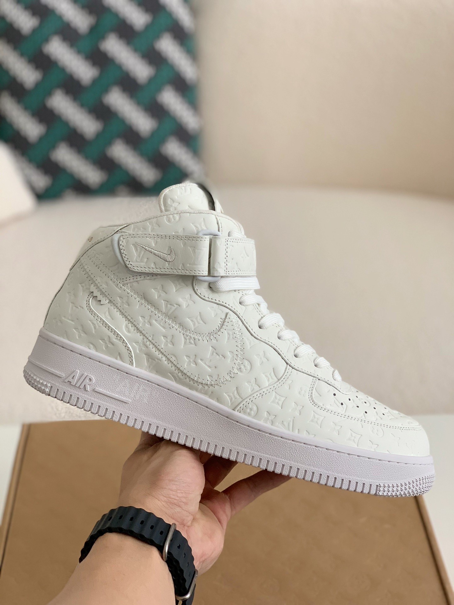 LOUIS VUITTON X NIKE AIR FORCE 1 high Sneaker