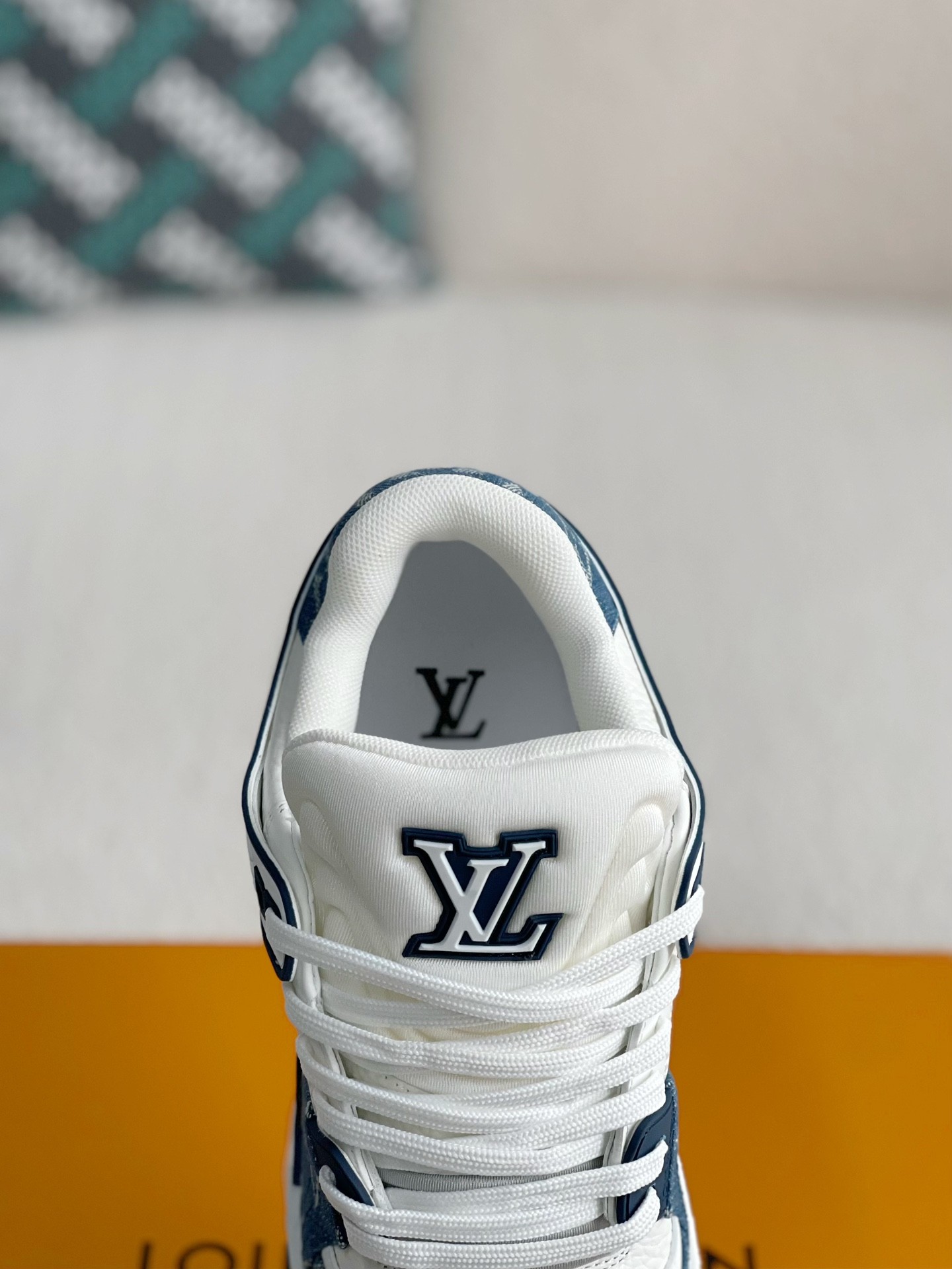 LOUIS VUITTON SNEAKERS