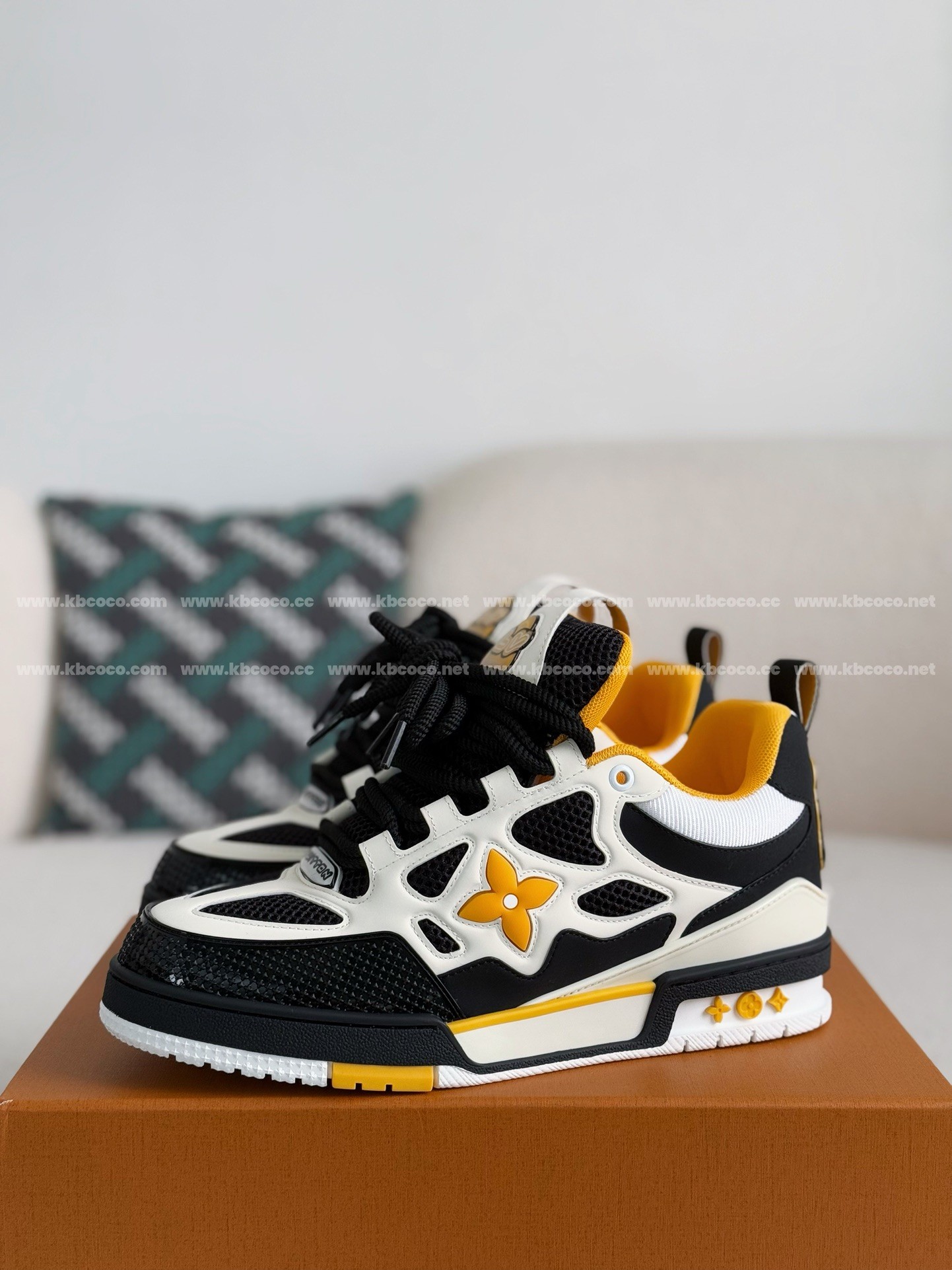 【#4016】 LOUIS VUITTON RUNNER TATIC SNEAKERS