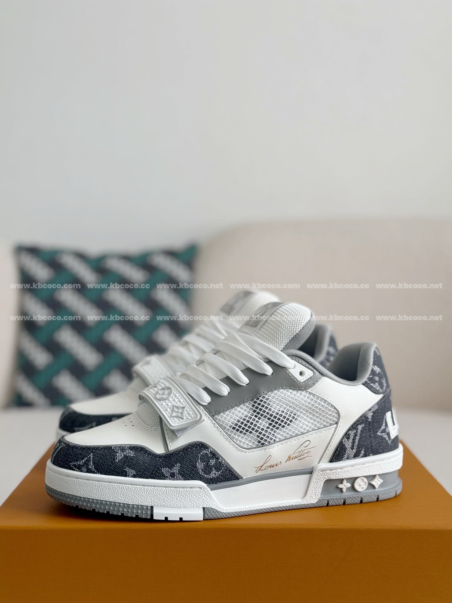 【#3944】 LOUIS VUITTON TRAINER SNEAKERS