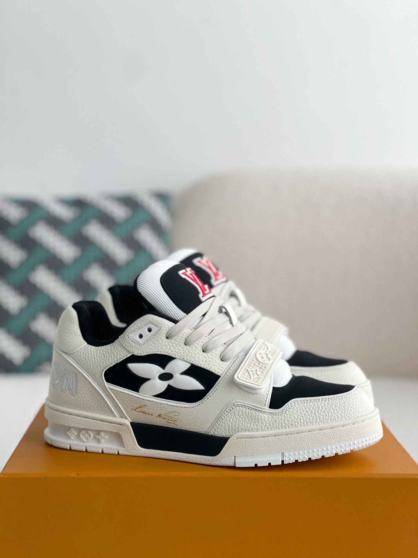 LOUIS VUITTON SNEAKERS