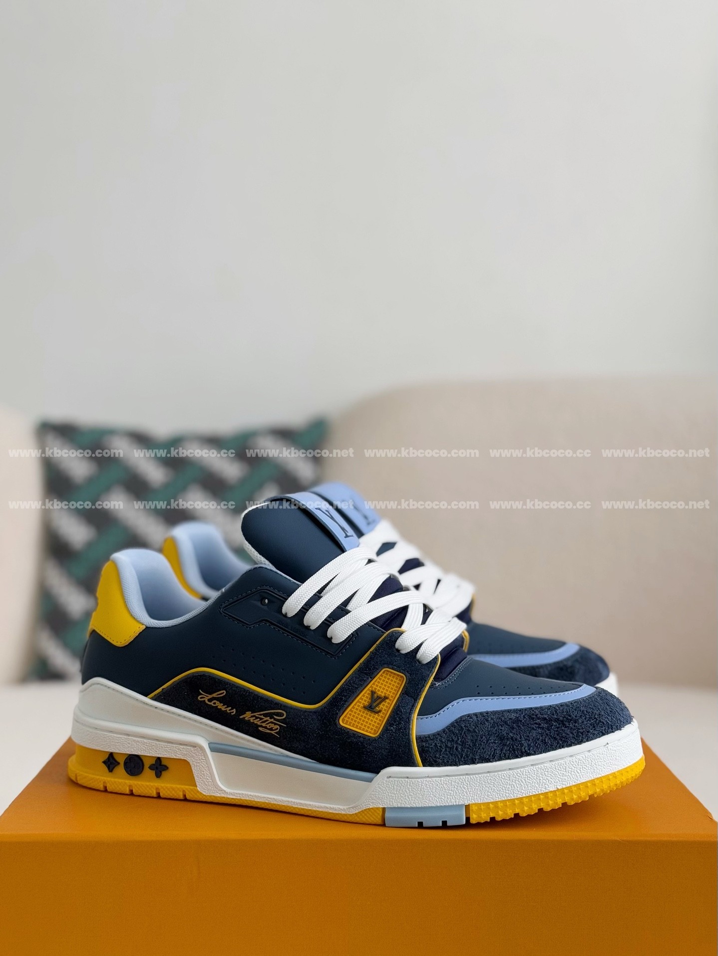 【#3992】 LOUIS VUITTON TRAINER SNEAKERS