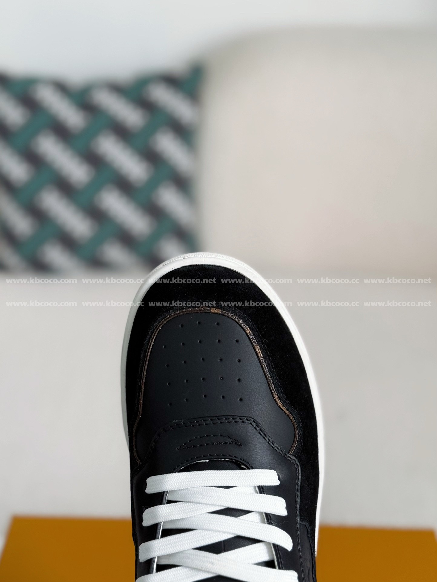 【#4302】 Louis Vuitton Leather dark concave printed board shoes