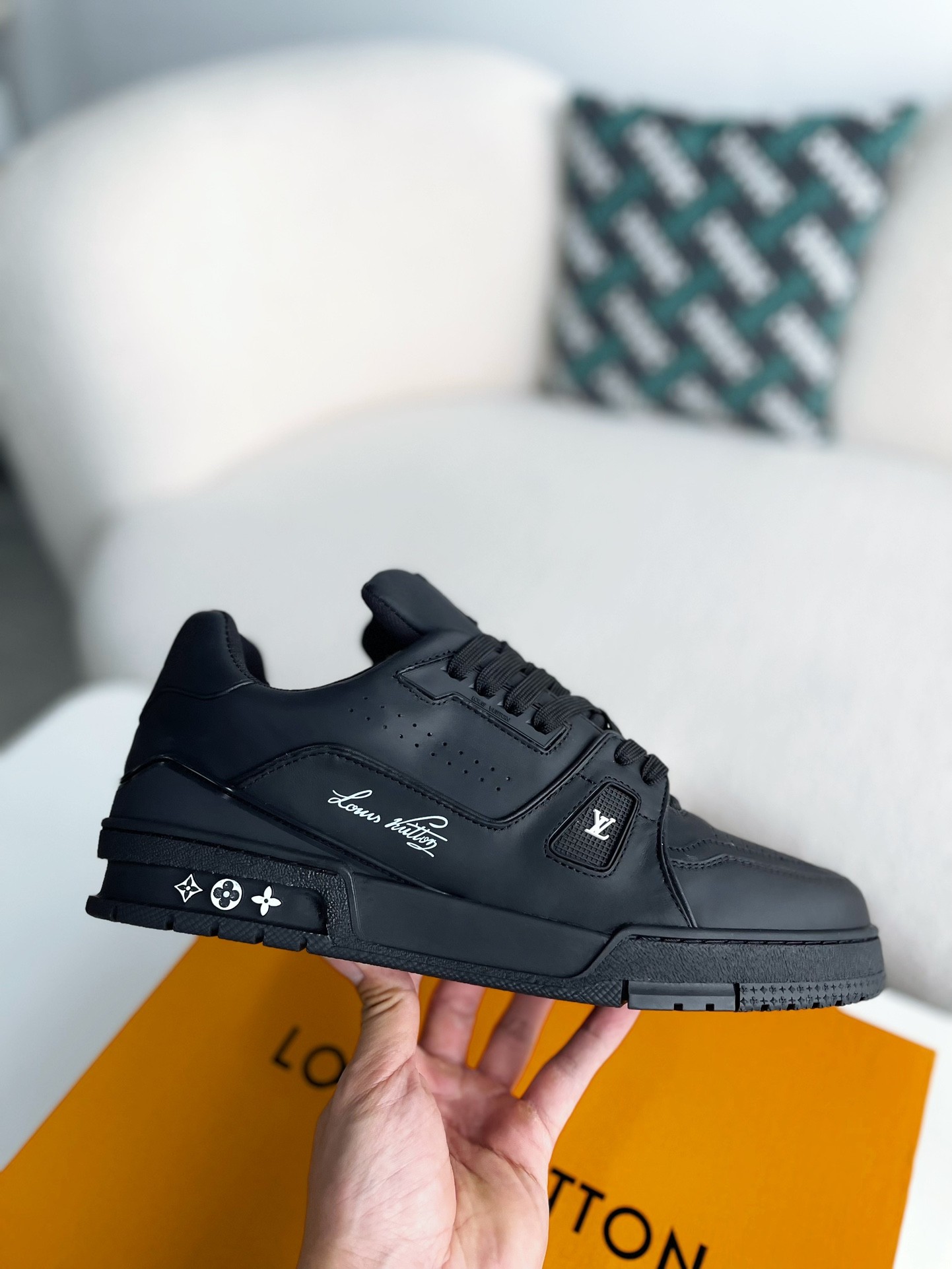 LOUIS VUITTON SNEAKERS