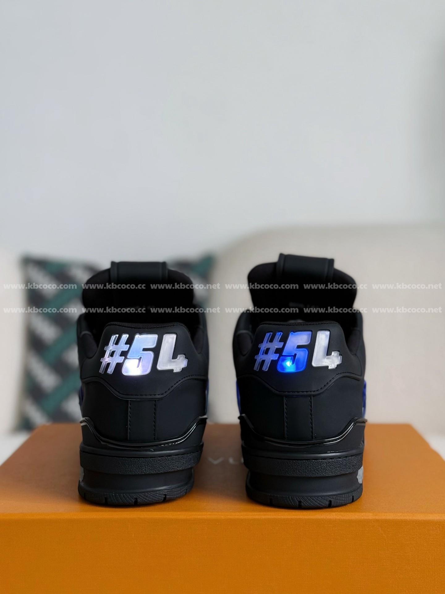 【#4560】 LOUIS VUITTON LED TRAINER SNEAKERS