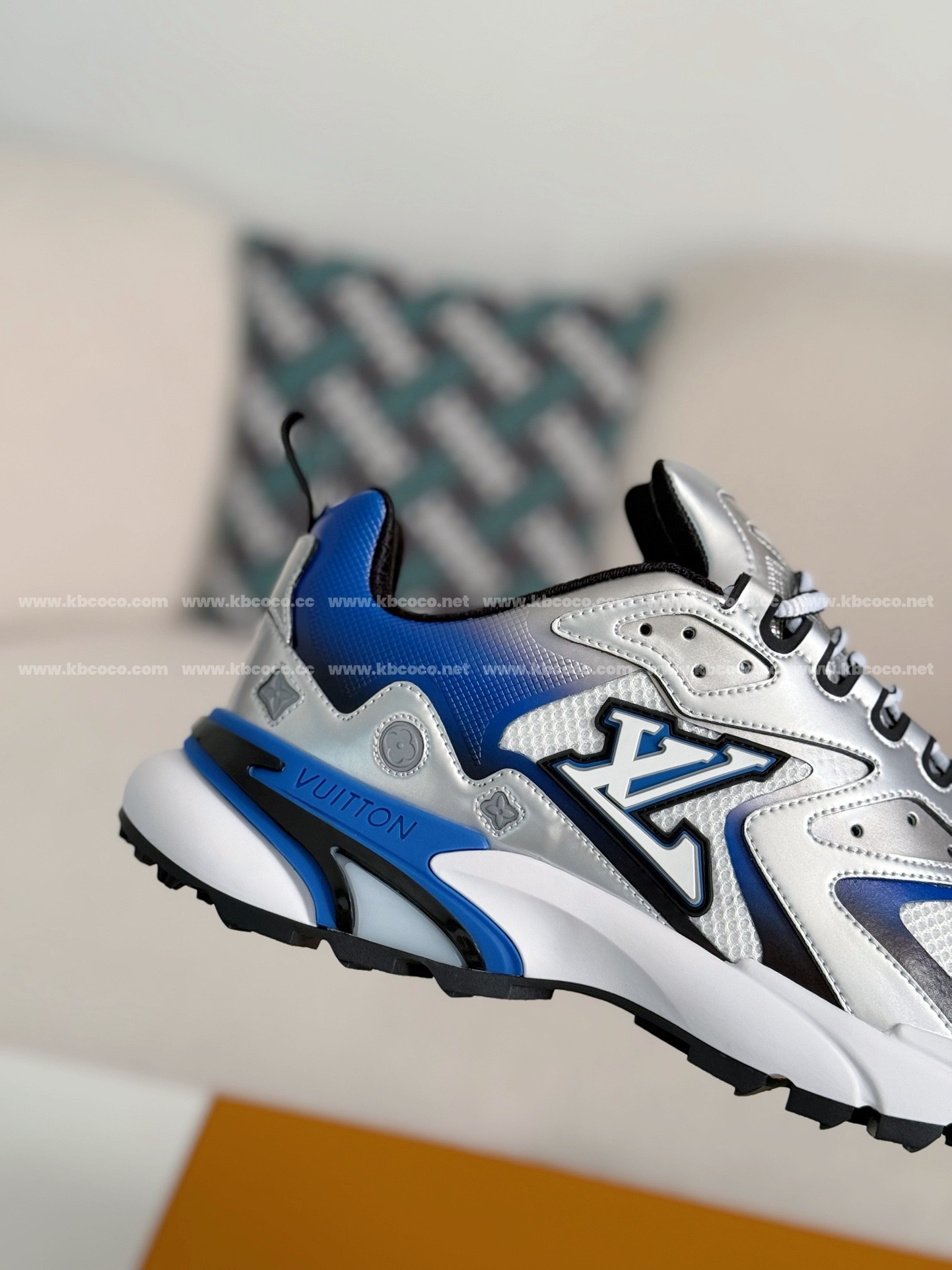 【#4188】 LOUIS VUITTON RUNNER SNEAKERS